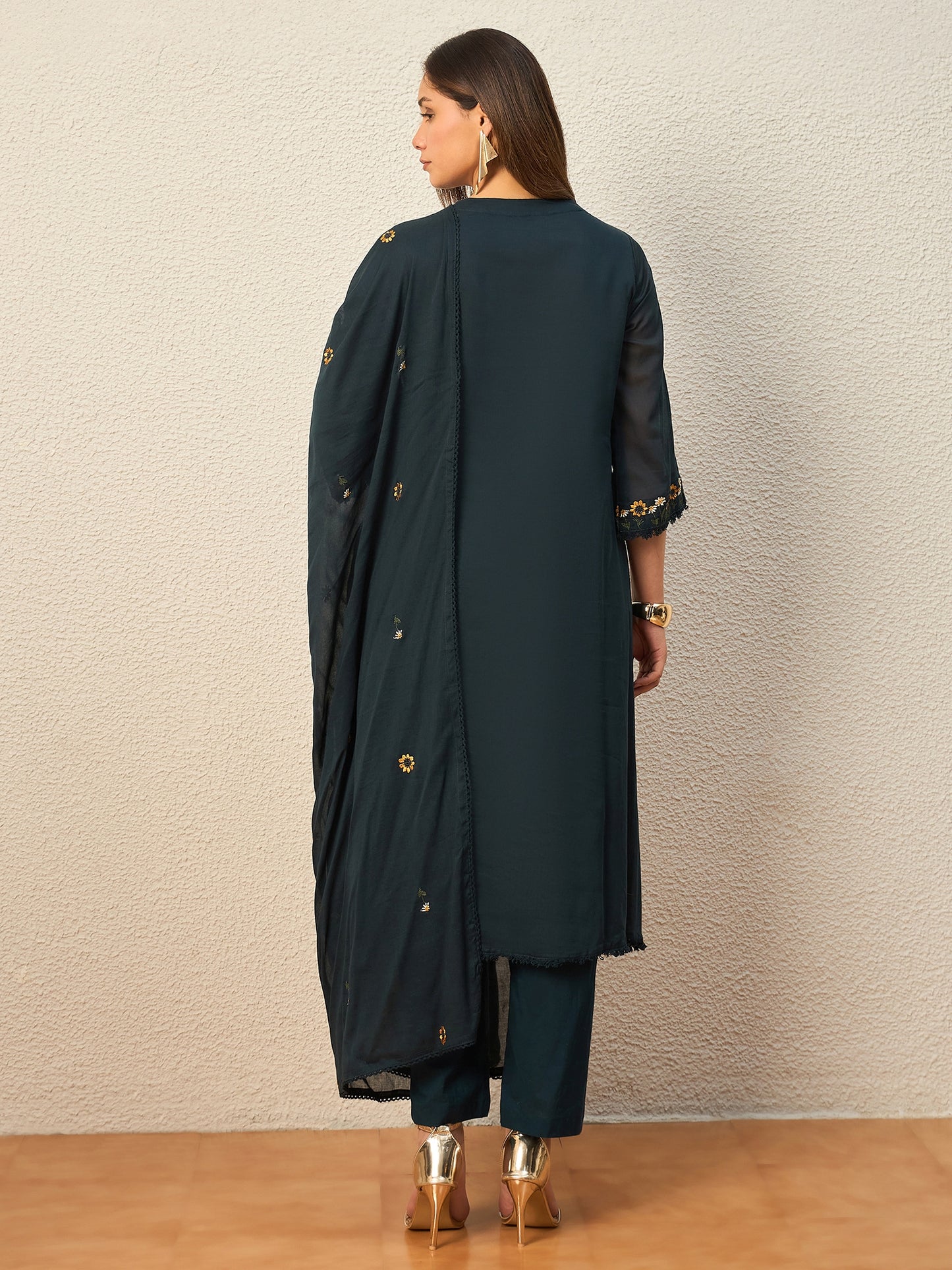 Women Floral Embroidered Regular Thread Work Kurta with Trousers & With Dupatta