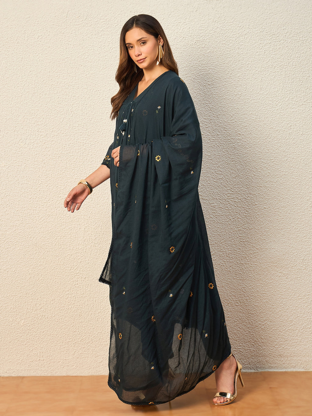 Women Floral Embroidered Regular Thread Work Kurta with Trousers & With Dupatta