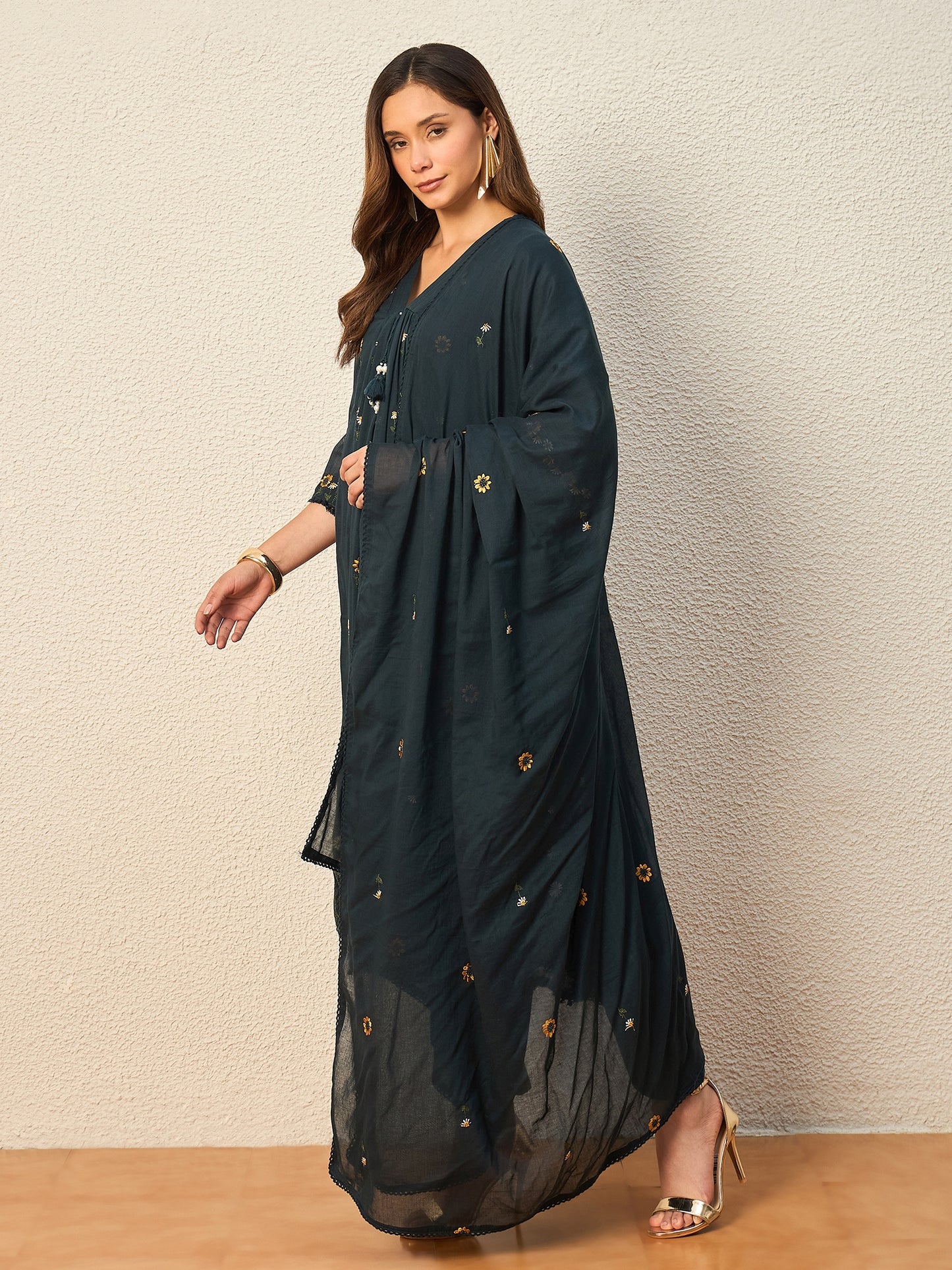 Women Floral Embroidered Regular Thread Work Kurta with Trousers & With Dupatta