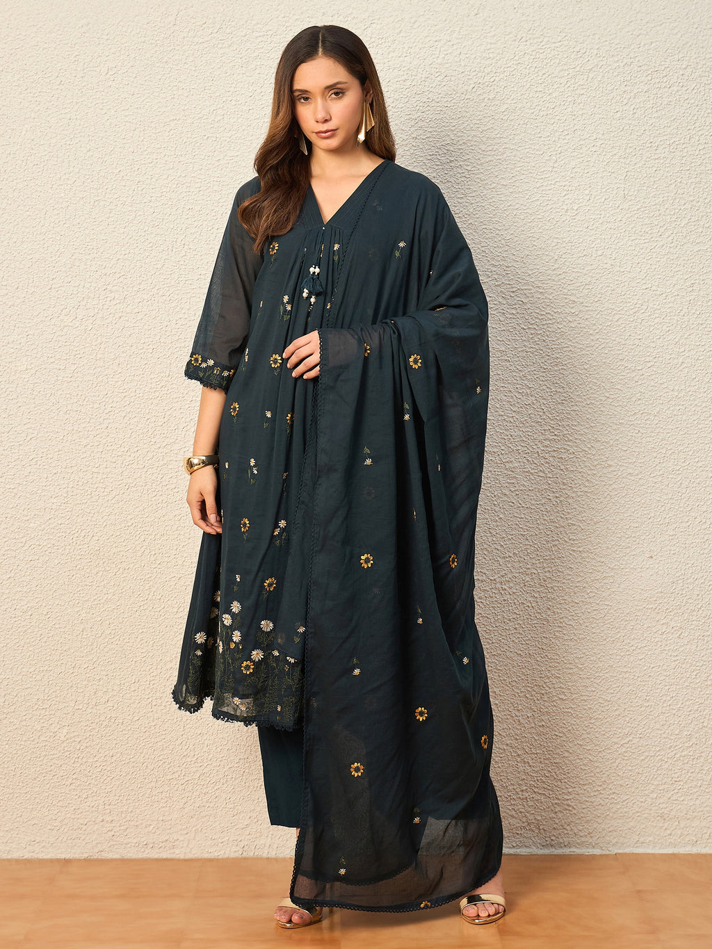 Women Floral Embroidered Regular Thread Work Kurta with Trousers & With Dupatta