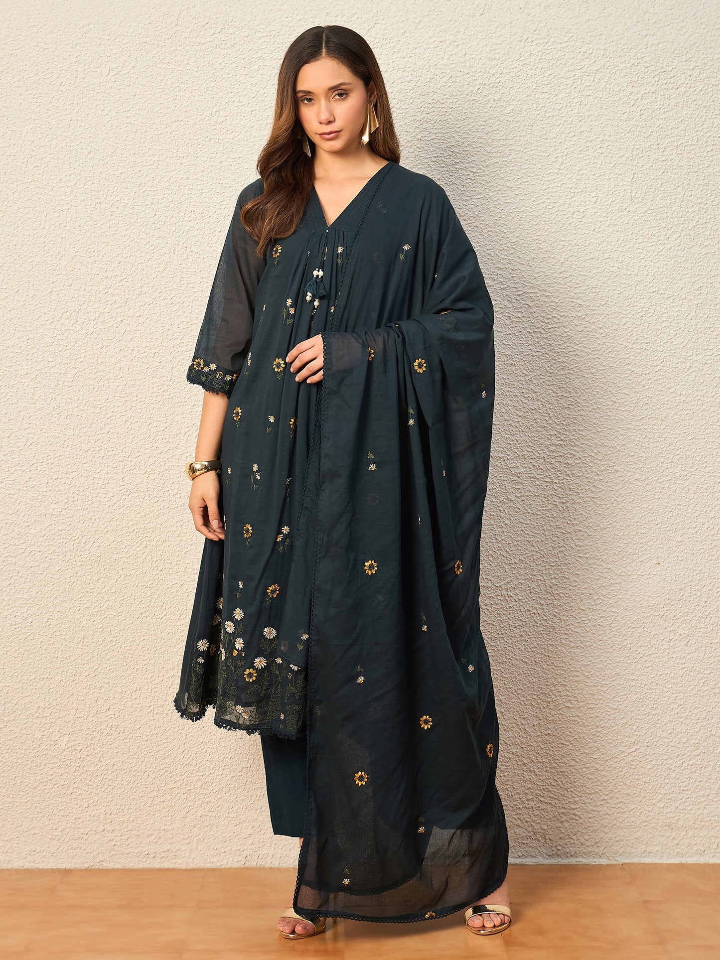 Women Floral Embroidered Regular Thread Work Kurta with Trousers & With Dupatta