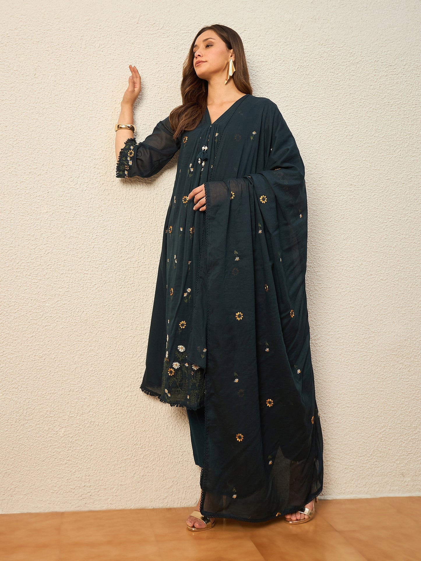 Women Floral Embroidered Regular Thread Work Kurta with Trousers & With Dupatta