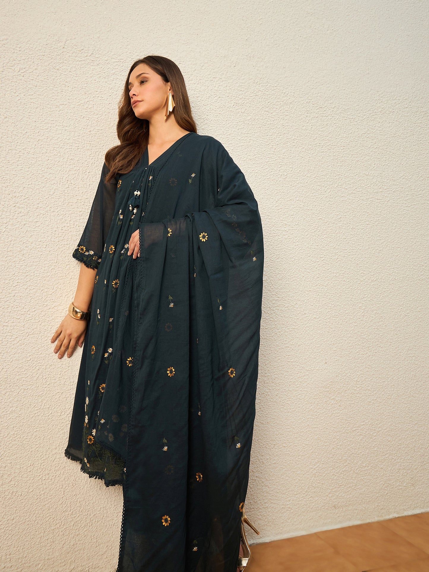 Women Floral Embroidered Regular Thread Work Kurta with Trousers & With Dupatta