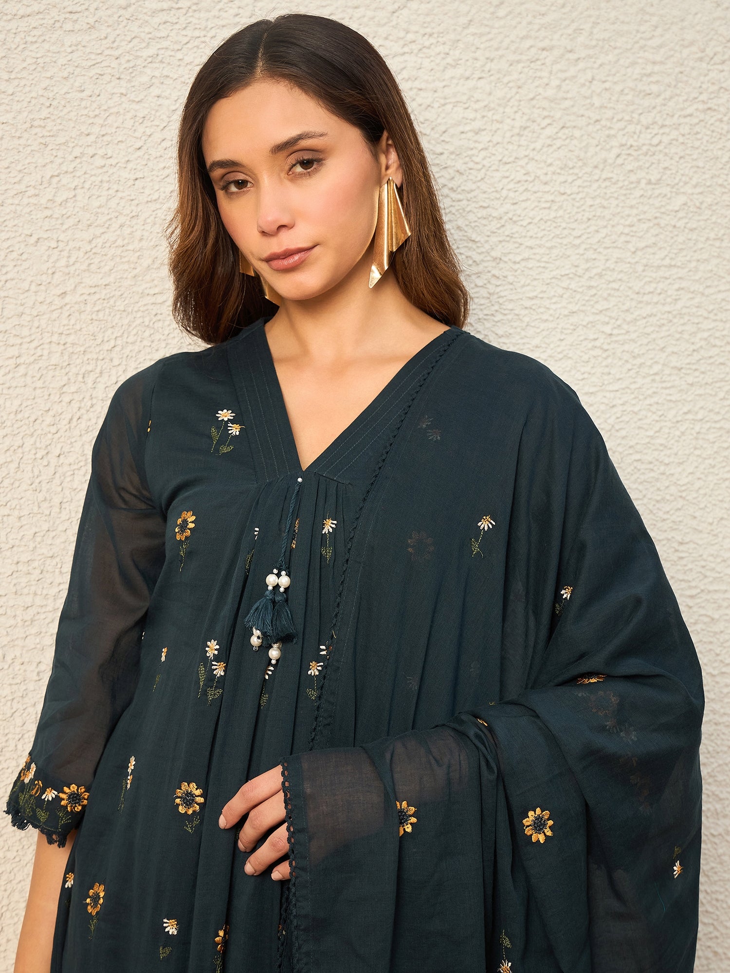 Women Floral Embroidered Regular Thread Work Kurta with Trousers & With Dupatta