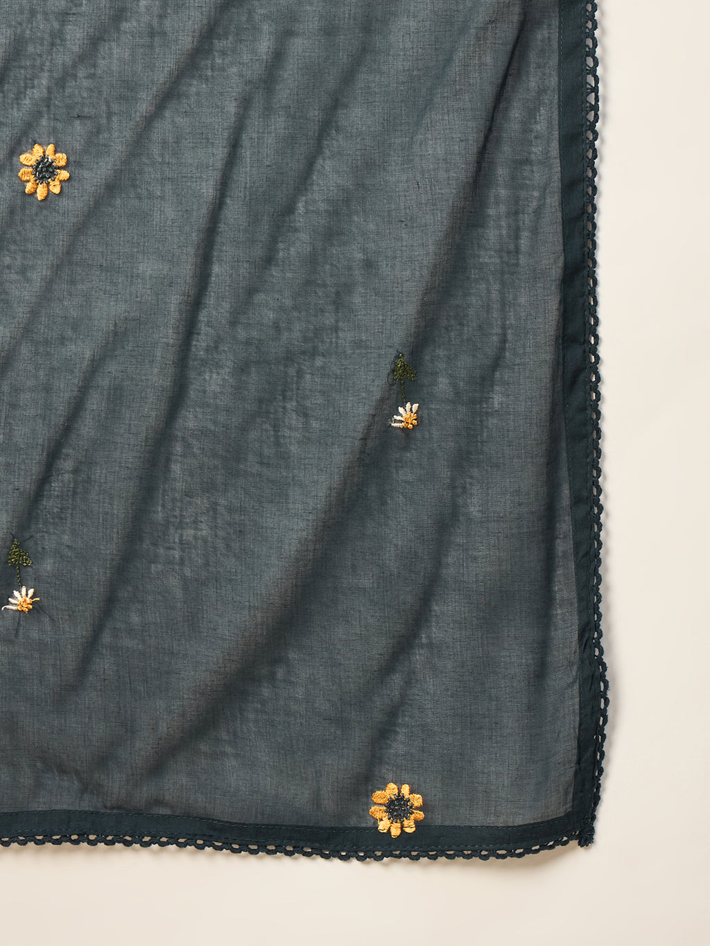 Women Floral Embroidered Regular Thread Work Kurta with Trousers & With Dupatta