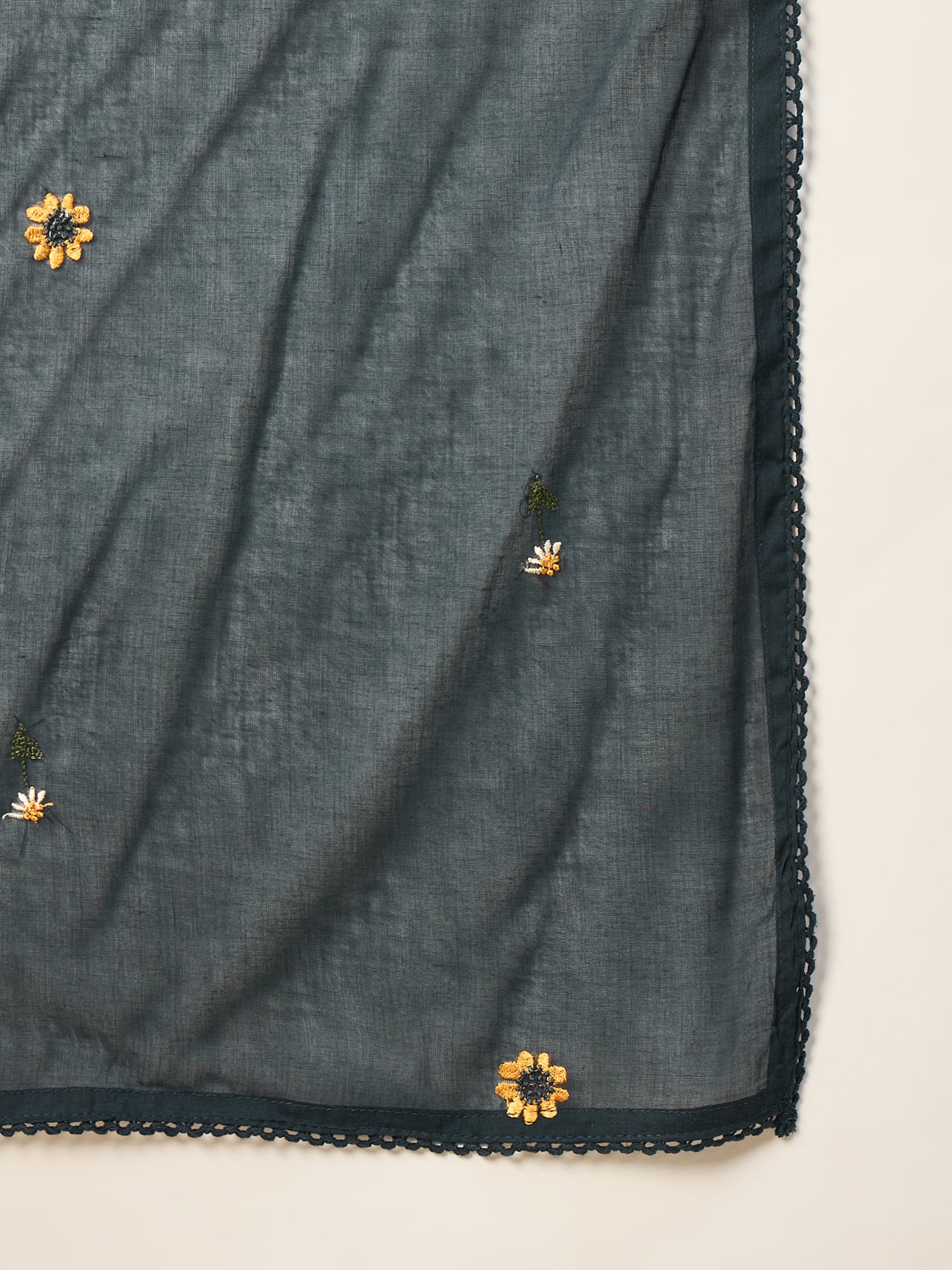 Women Floral Embroidered Regular Thread Work Kurta with Trousers & With Dupatta