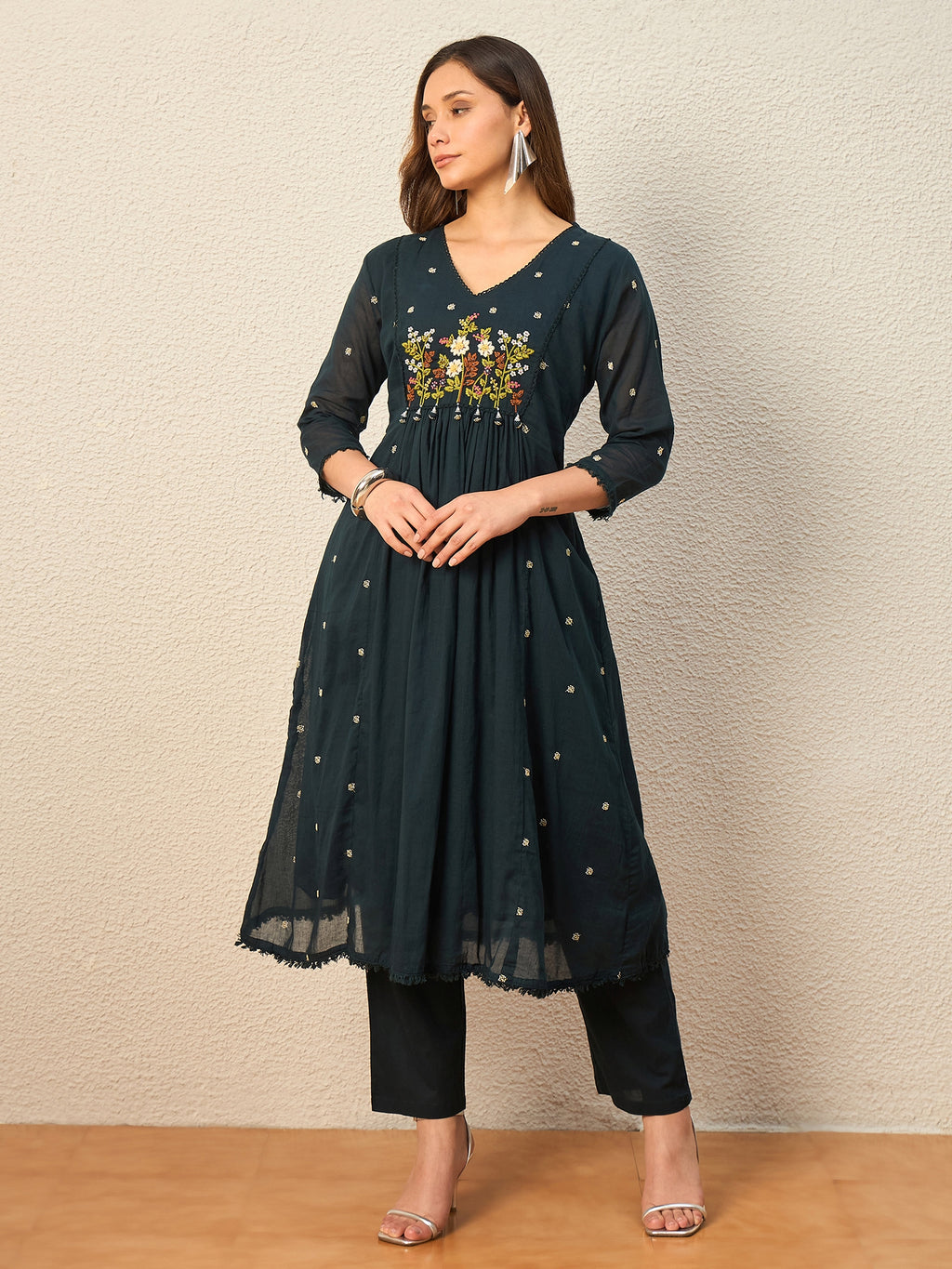 Women Floral Embroidered Empire Thread Work Kurta with Trousers & With Dupatta