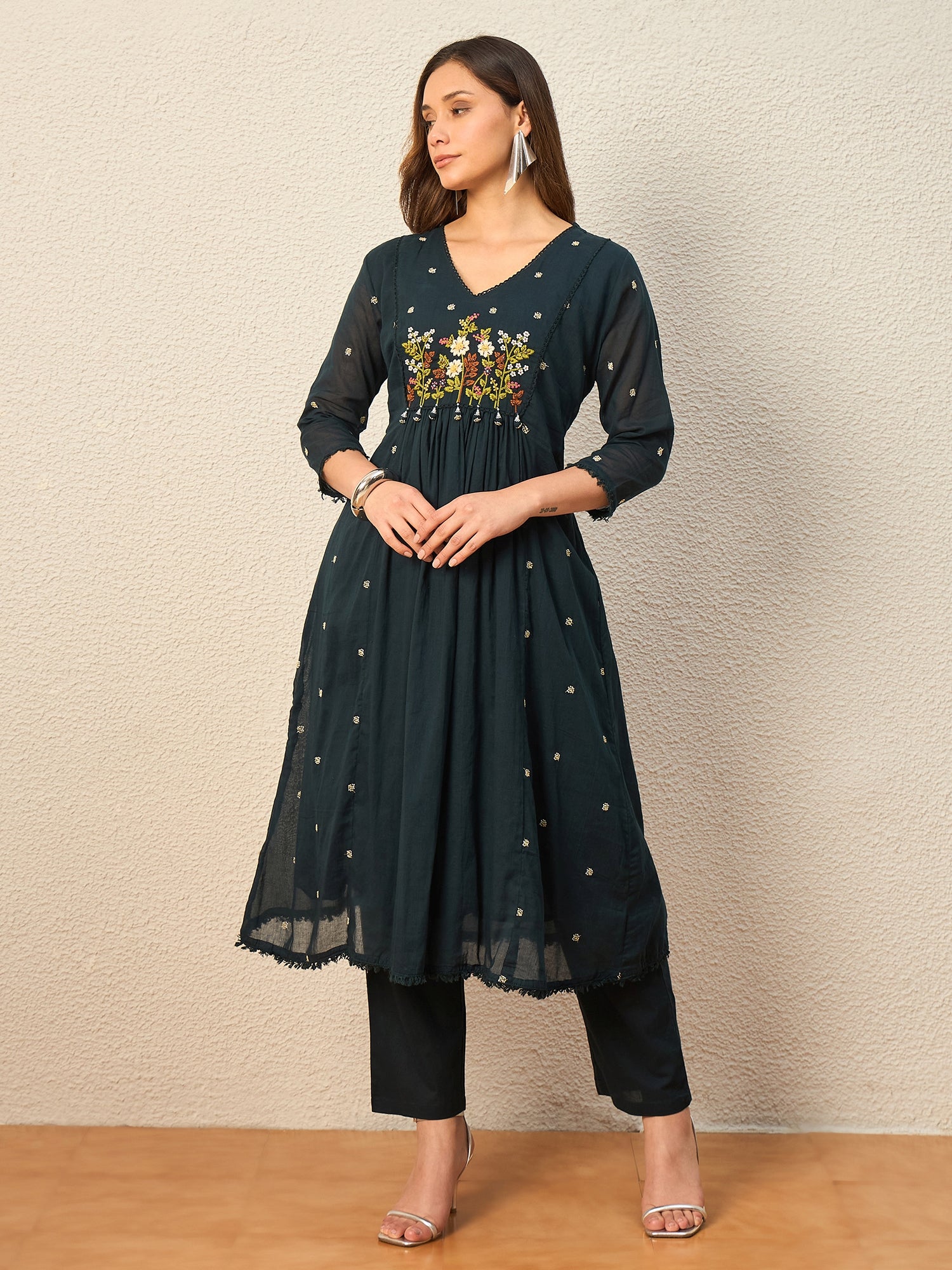 Women Floral Embroidered Empire Thread Work Kurta with Trousers & With Dupatta