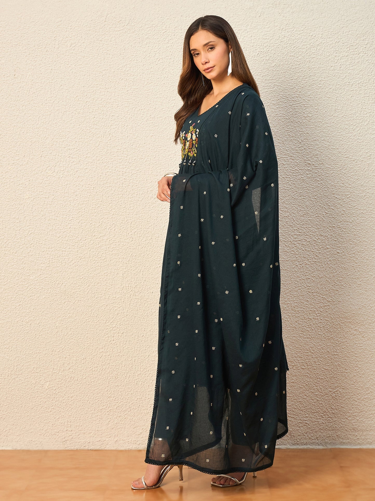 Women Floral Embroidered Empire Thread Work Kurta with Trousers & With Dupatta