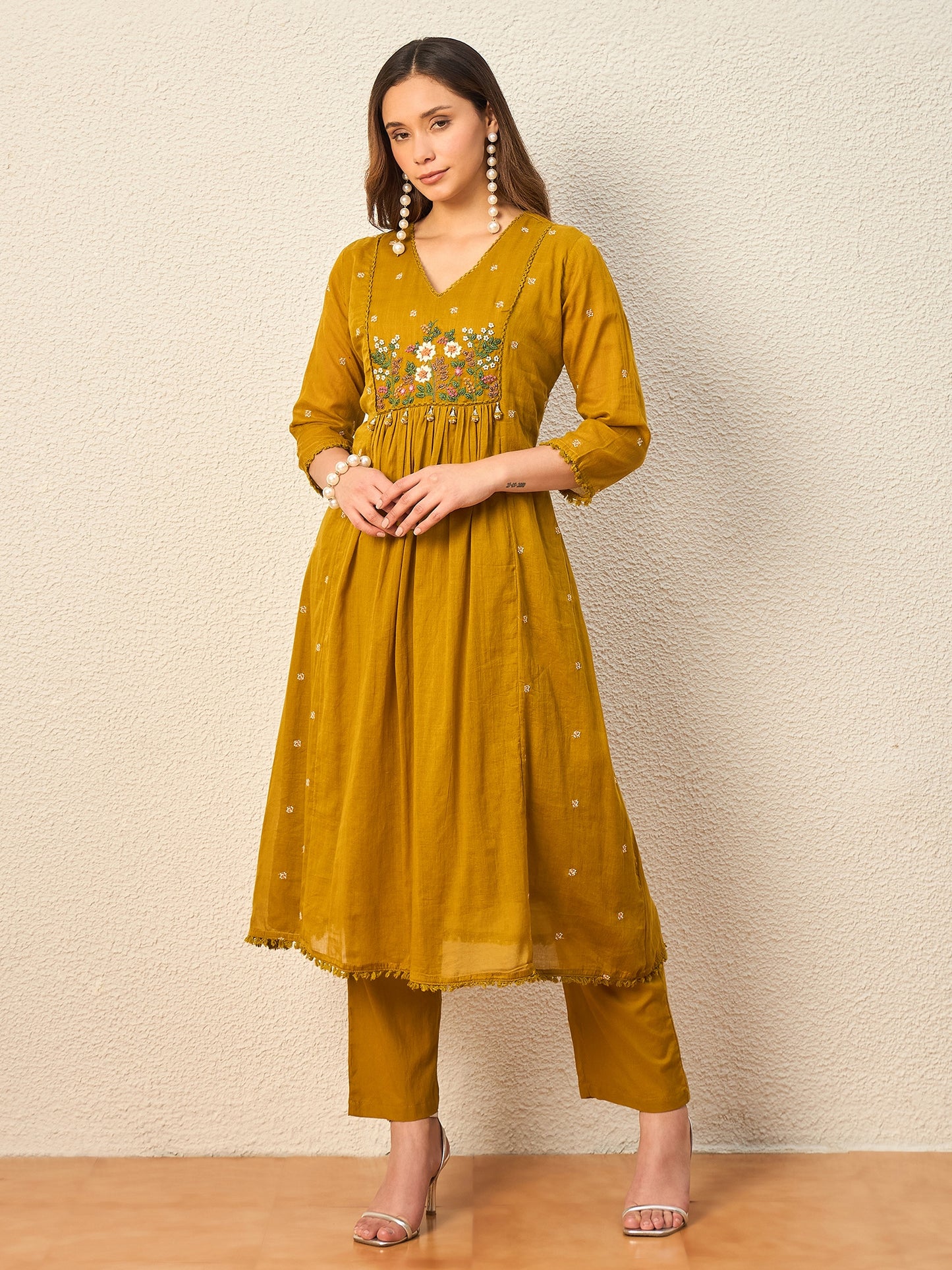 Women Floral Embroidered Empire Thread Work Kurta with Trousers & With Dupatta