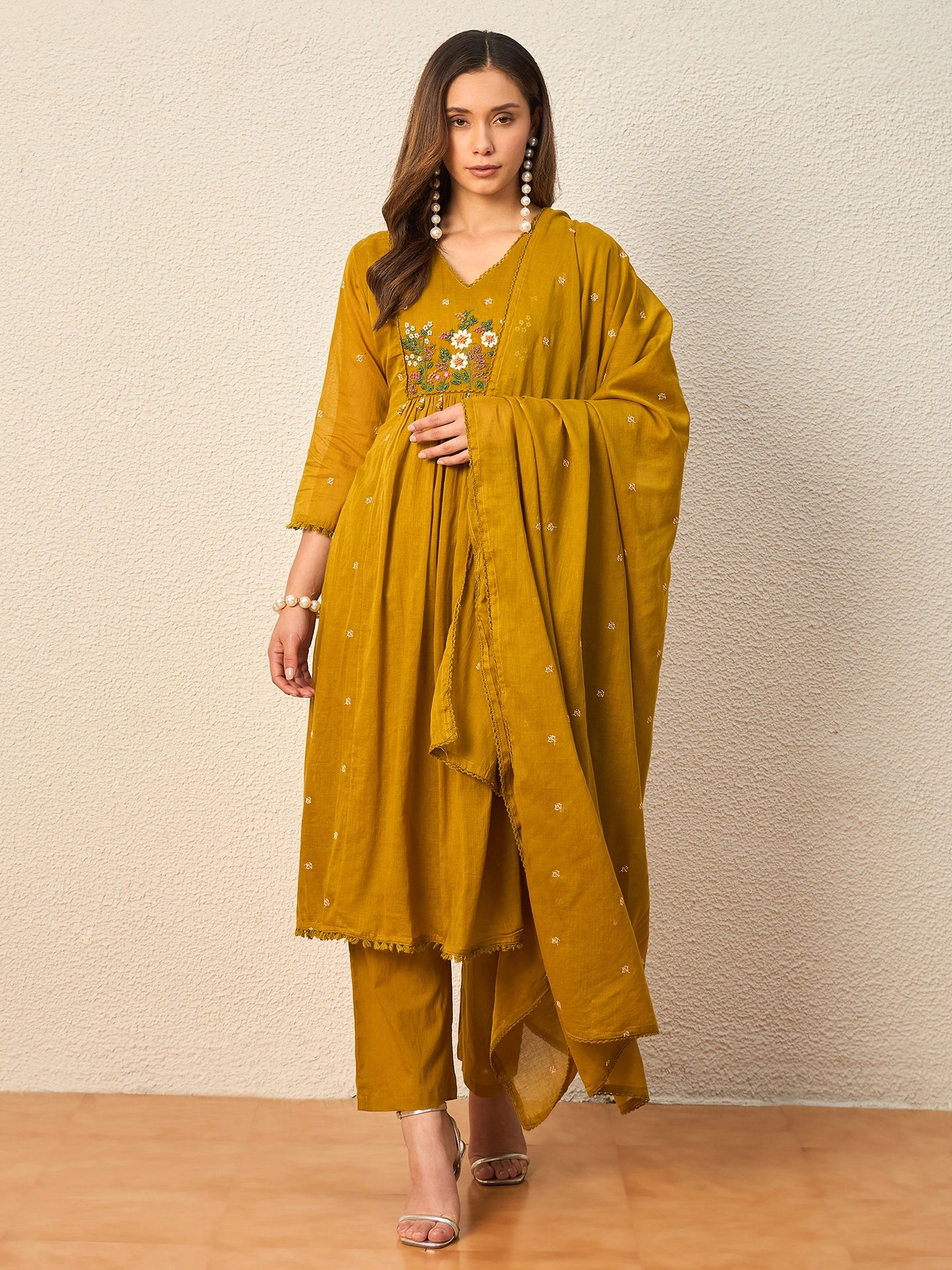 Women Floral Embroidered Empire Thread Work Kurta with Trousers & With Dupatta