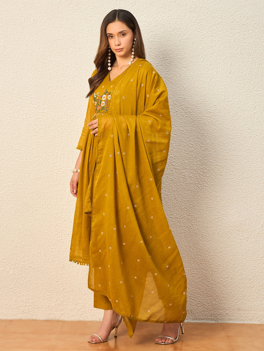 Women Floral Embroidered Empire Thread Work Kurta with Trousers & With Dupatta
