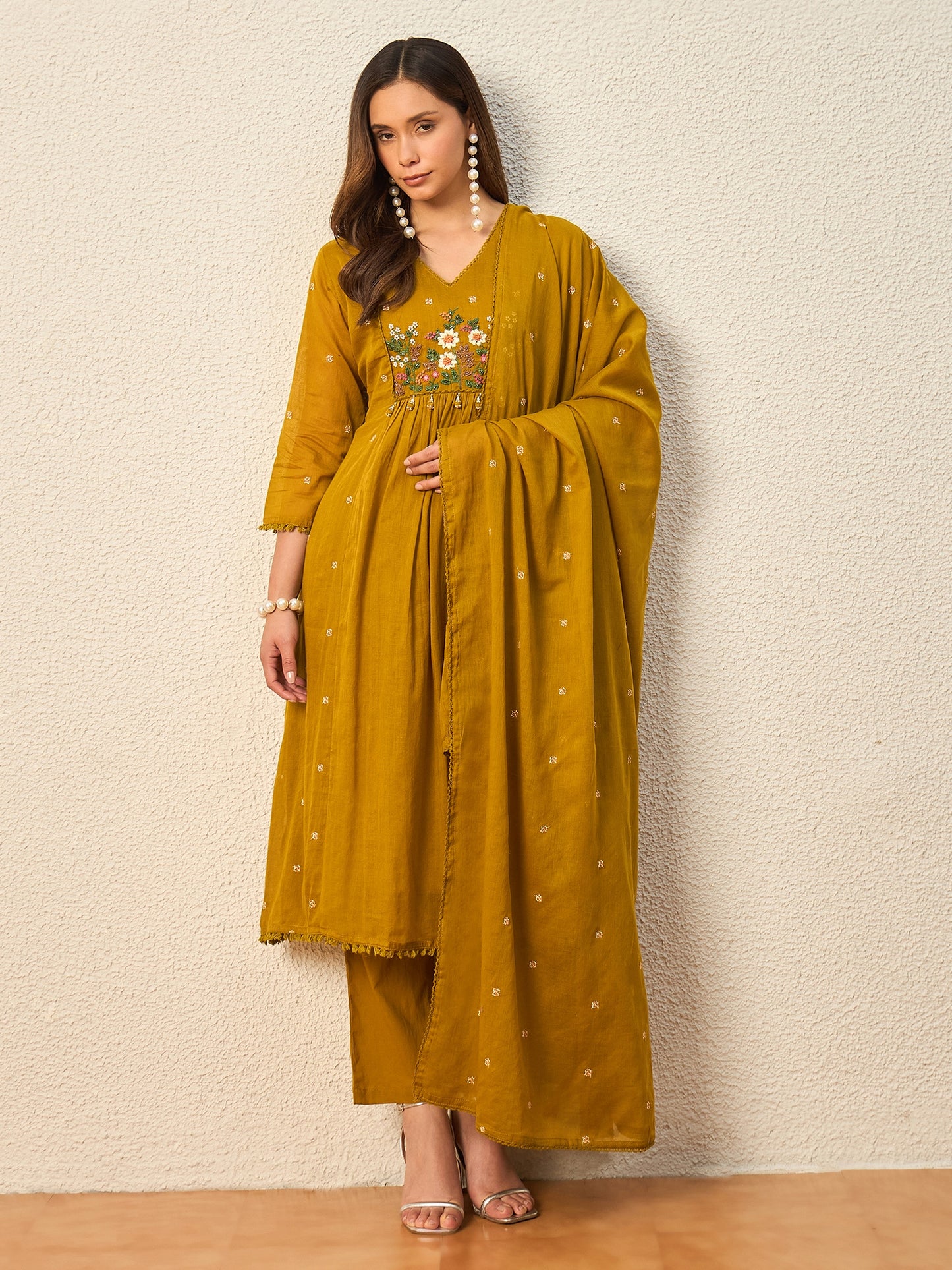 Women Floral Embroidered Empire Thread Work Kurta with Trousers & With Dupatta