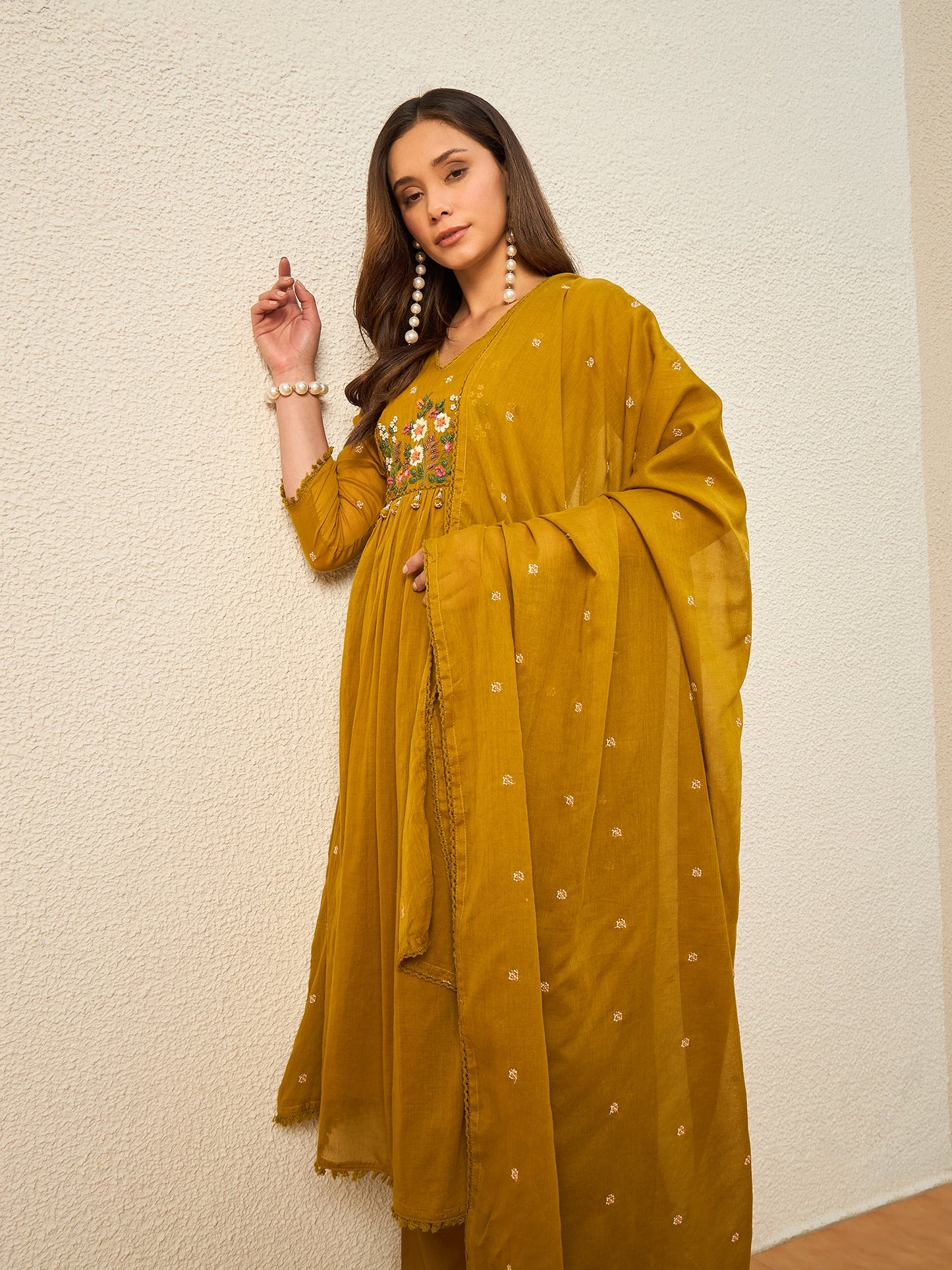 Women Floral Embroidered Empire Thread Work Kurta with Trousers & With Dupatta