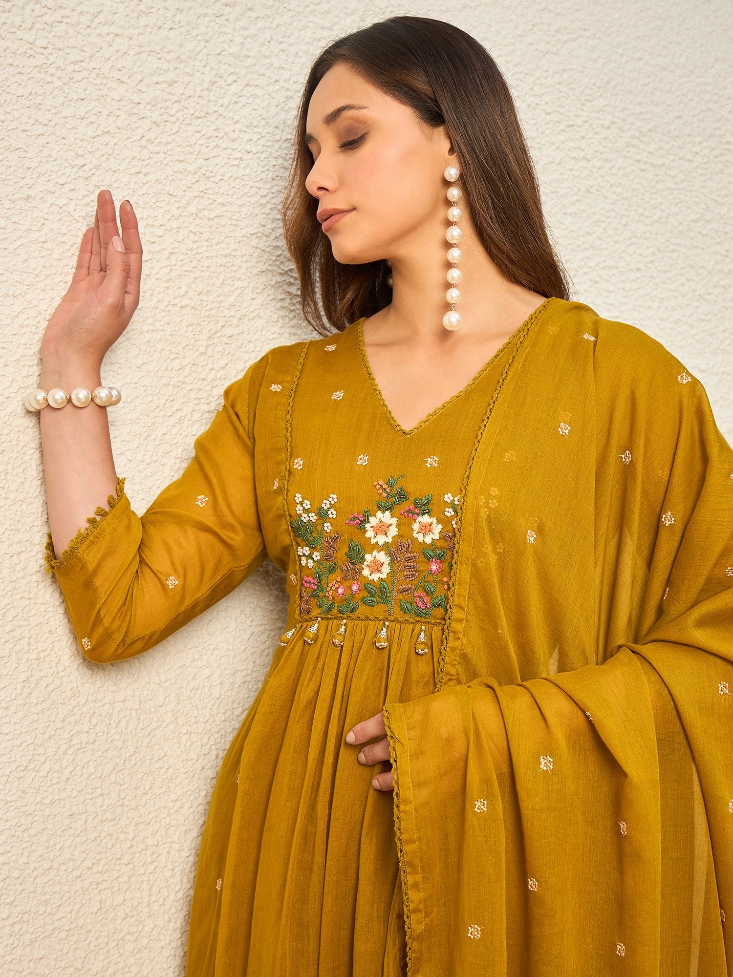 Women Floral Embroidered Empire Thread Work Kurta with Trousers & With Dupatta