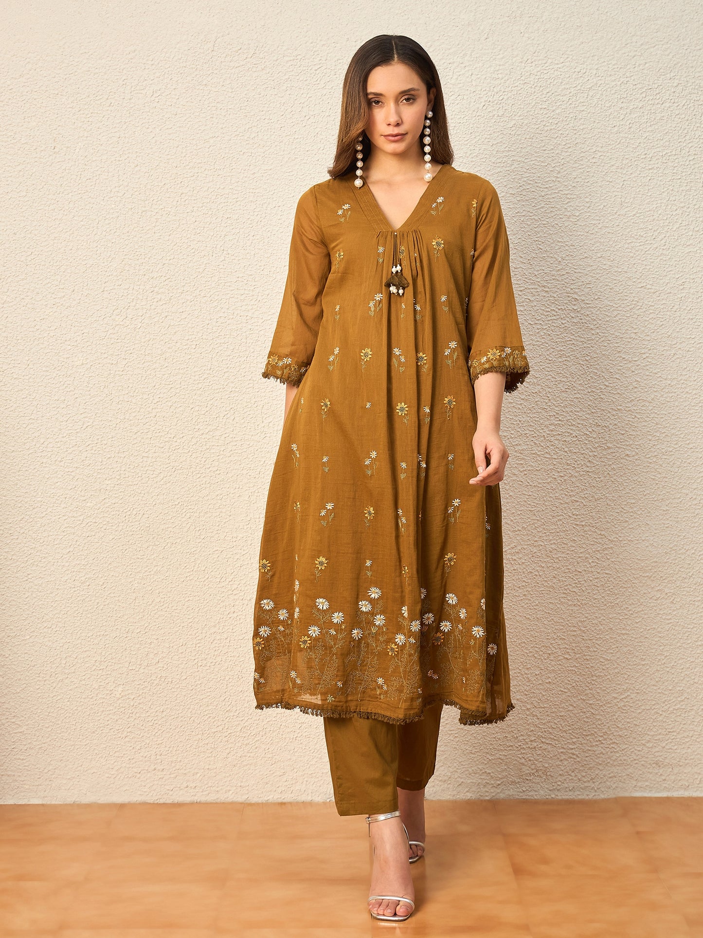 Women Floral Embroidered Regular Thread Work Kurta with Trousers & With Dupatta