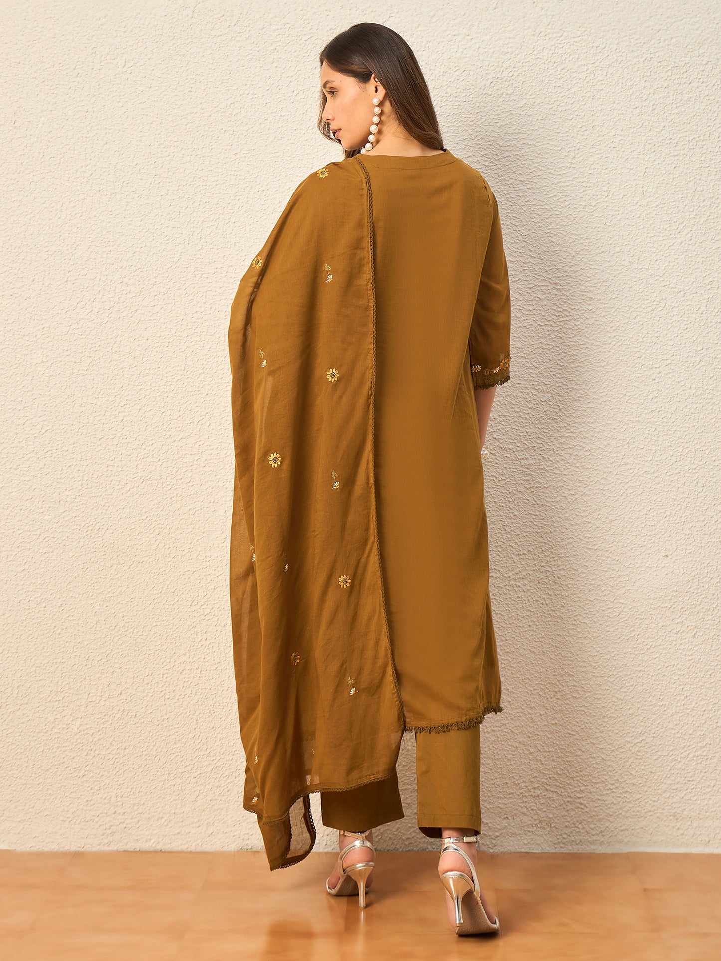 Women Floral Embroidered Regular Thread Work Kurta with Trousers & With Dupatta