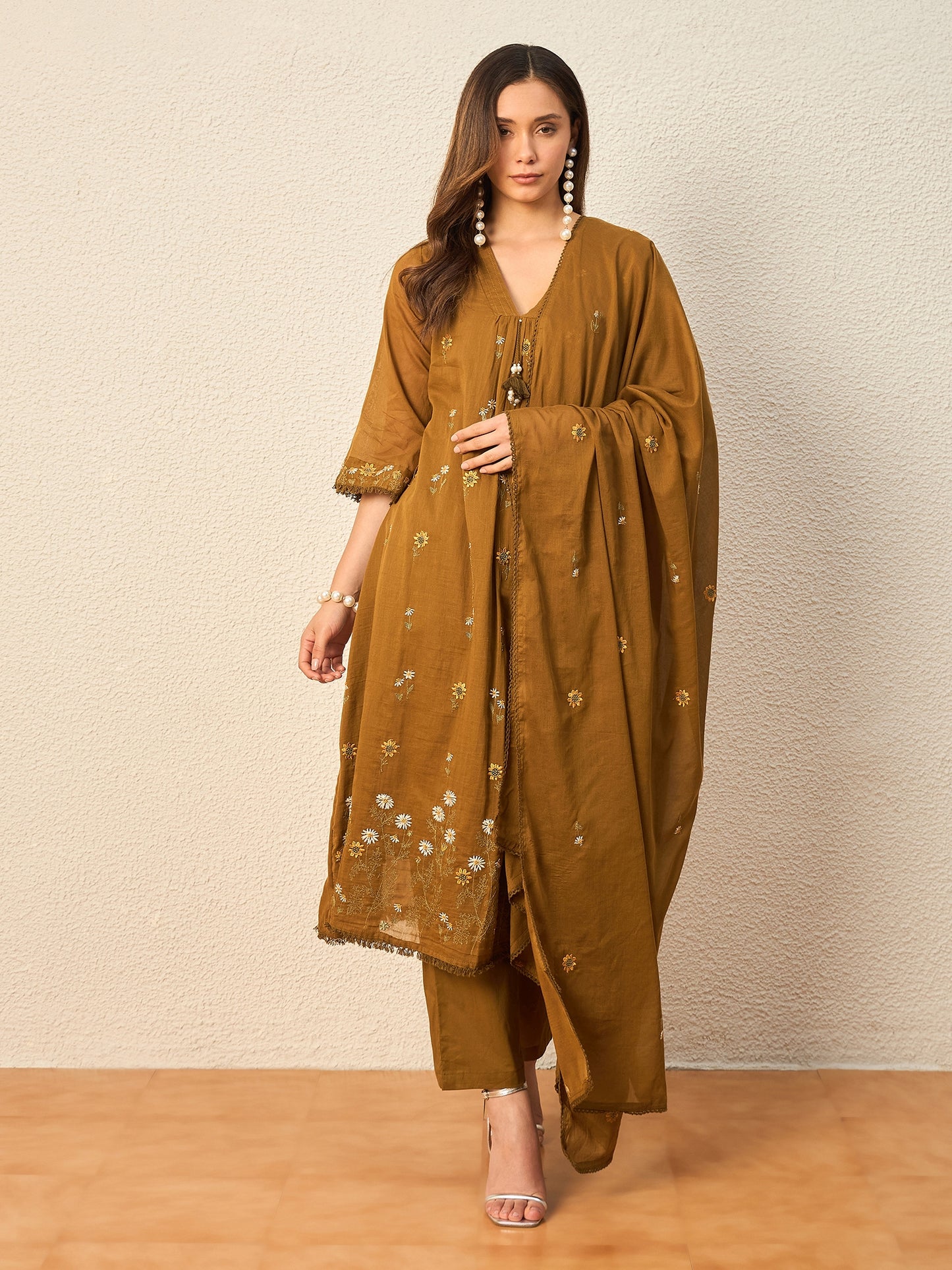 Women Floral Embroidered Regular Thread Work Kurta with Trousers & With Dupatta