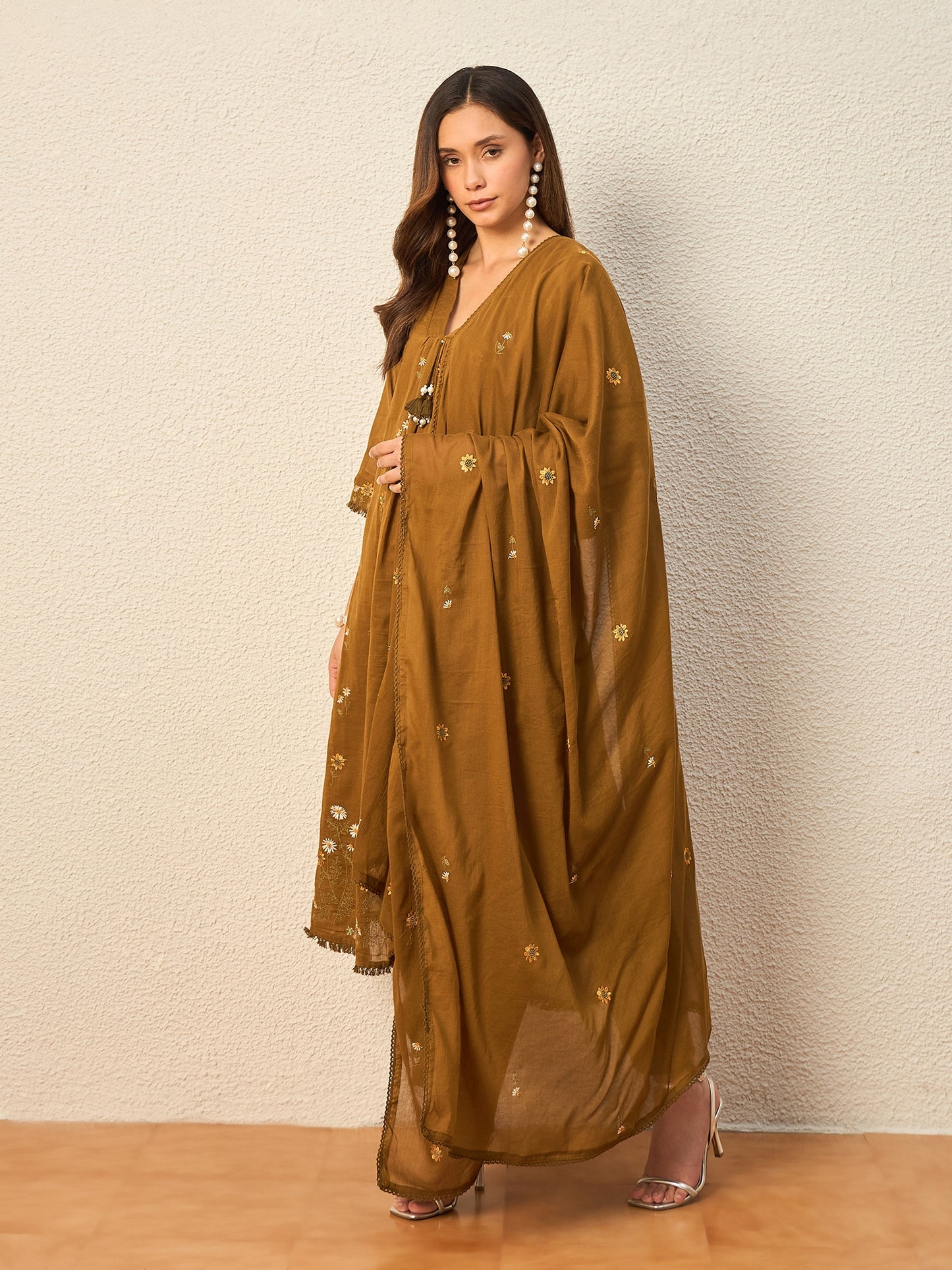 Women Floral Embroidered Regular Thread Work Kurta with Trousers & With Dupatta