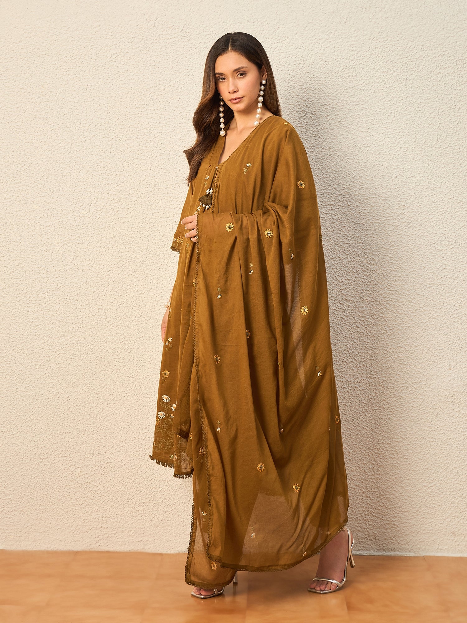 Women Floral Embroidered Regular Thread Work Kurta with Trousers & With Dupatta