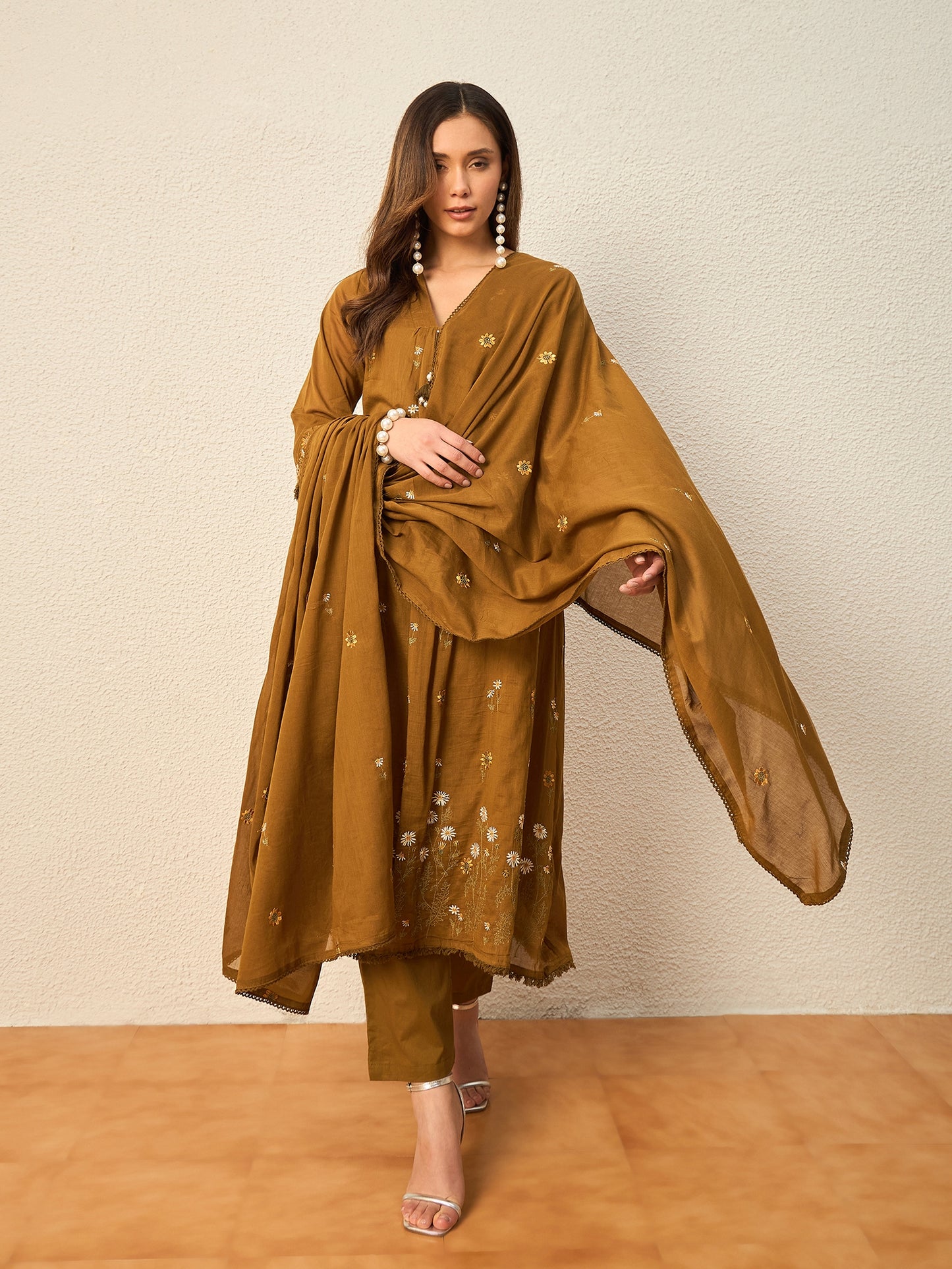 Women Floral Embroidered Regular Thread Work Kurta with Trousers & With Dupatta