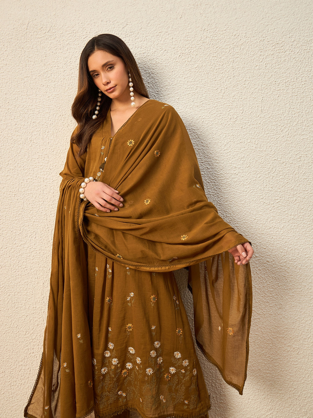 Women Floral Embroidered Regular Thread Work Kurta with Trousers & With Dupatta