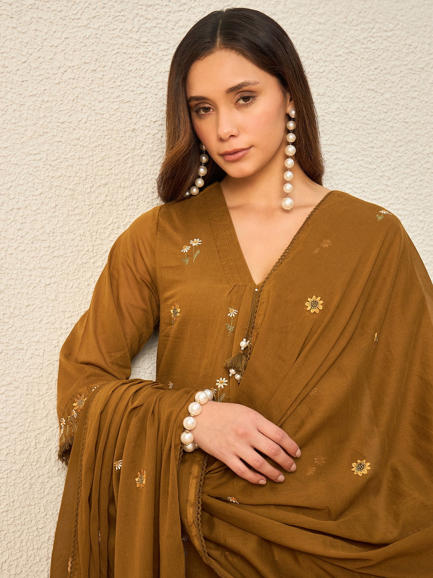 Women Floral Embroidered Regular Thread Work Kurta with Trousers & With Dupatta