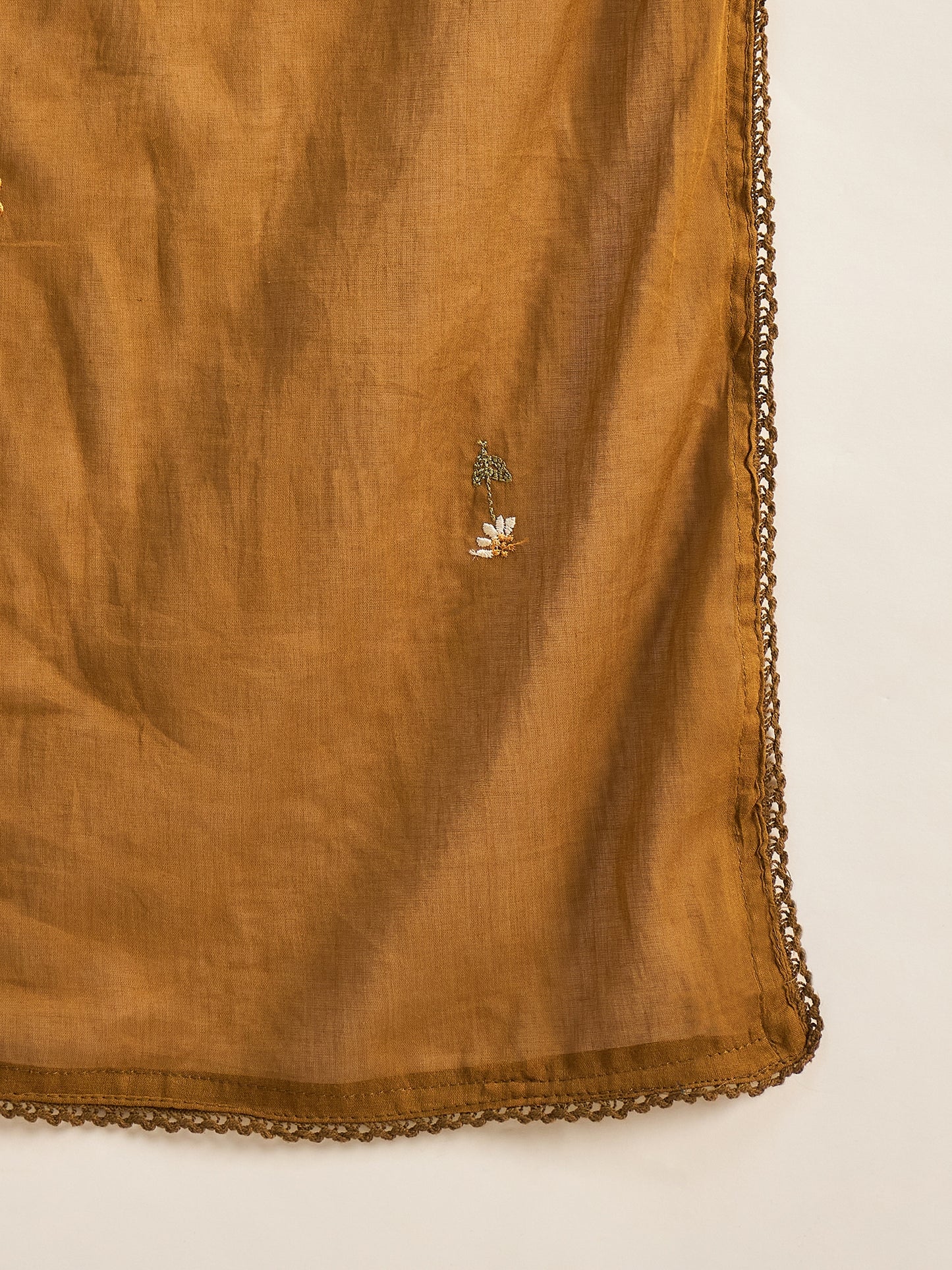 Women Floral Embroidered Regular Thread Work Kurta with Trousers & With Dupatta