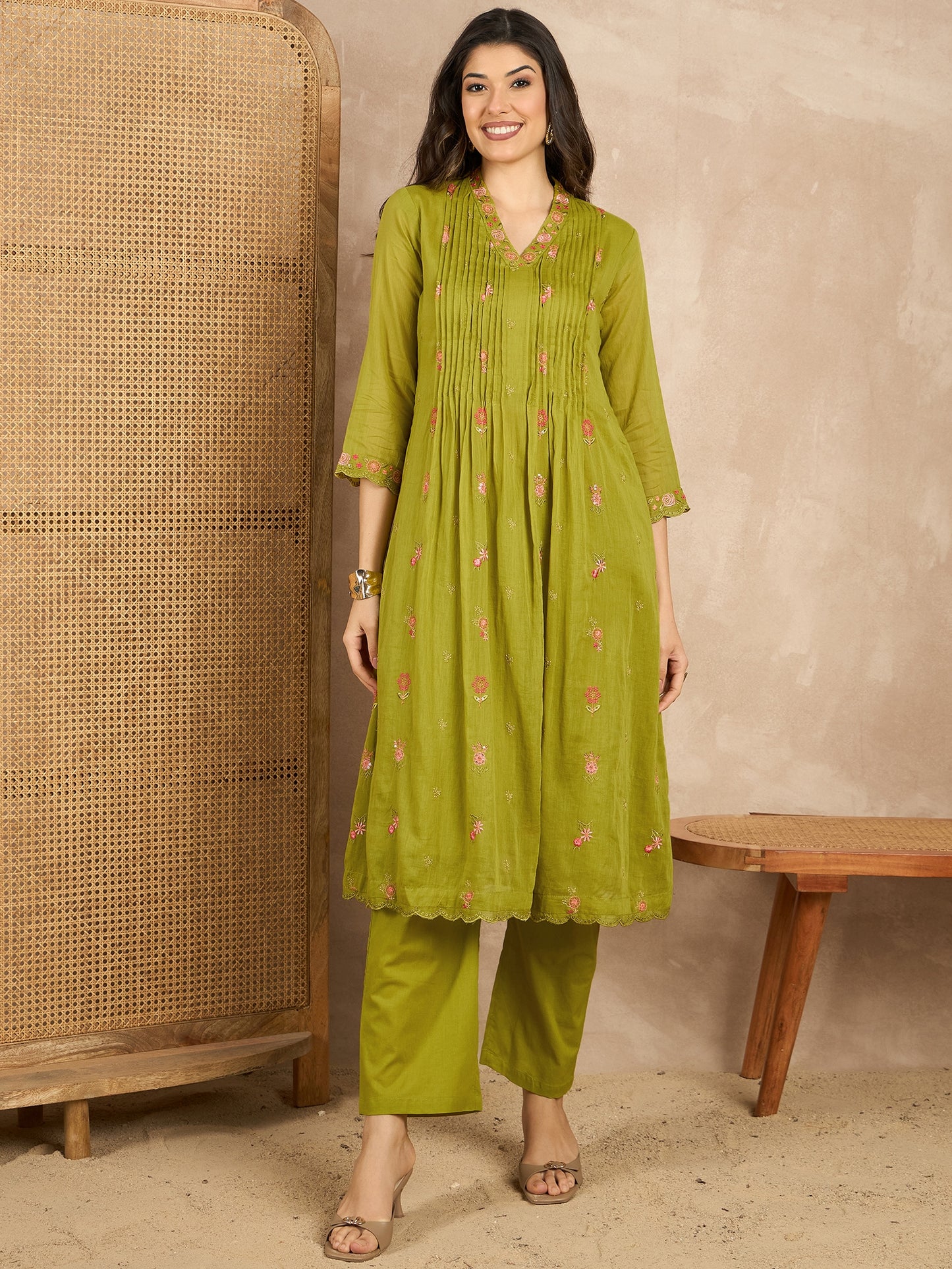Women Floral Embroidered Pleated Thread Work Kurta with Trousers & With Dupatta