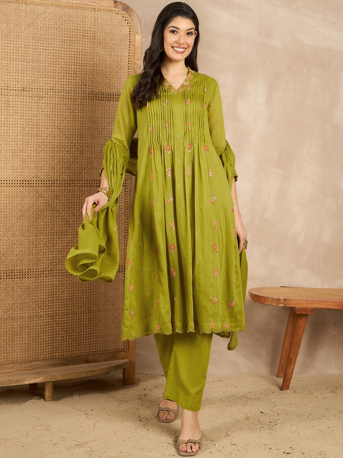Women Floral Embroidered Pleated Thread Work Kurta with Trousers & With Dupatta