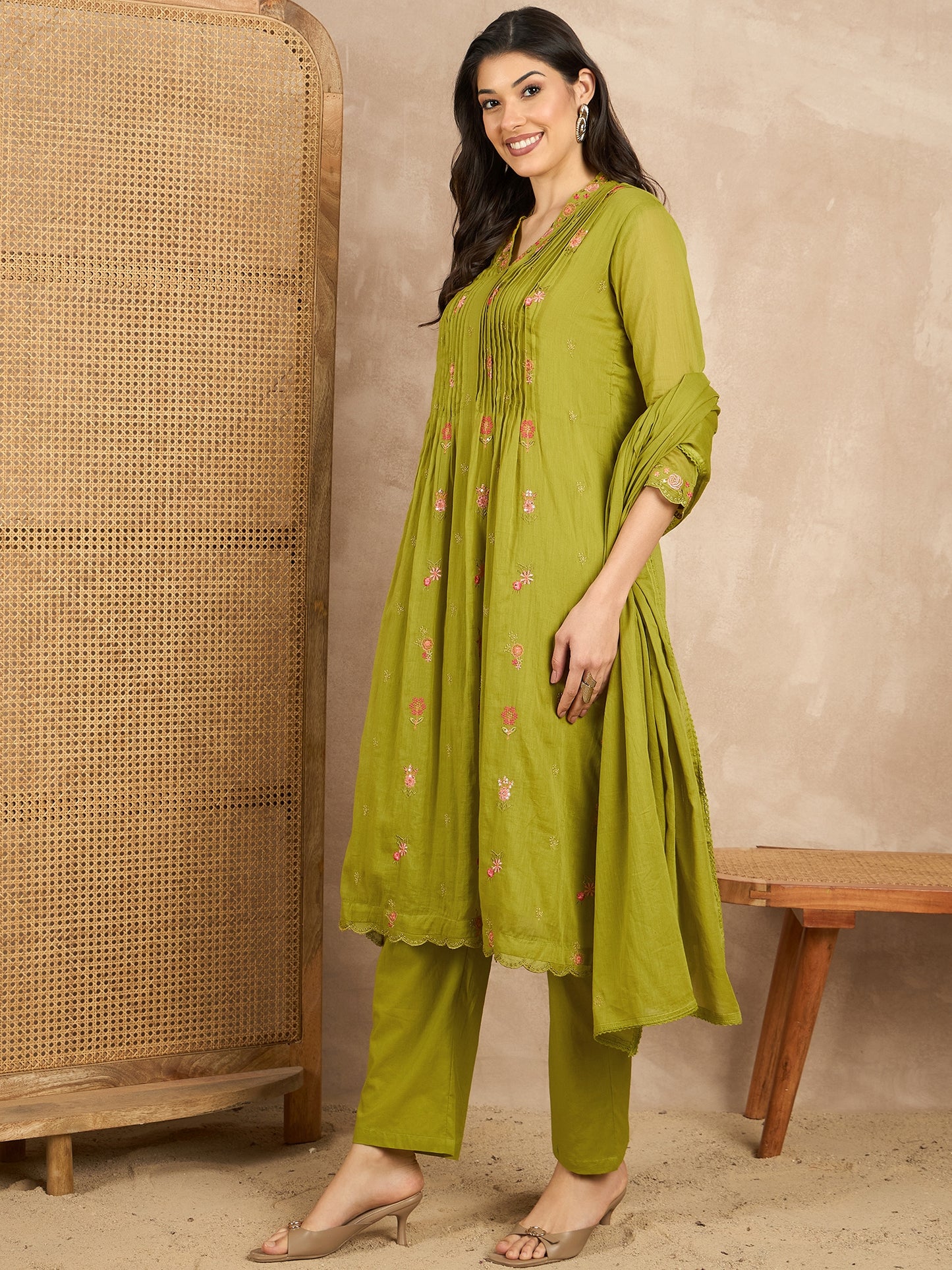 Women Floral Embroidered Pleated Thread Work Kurta with Trousers & With Dupatta