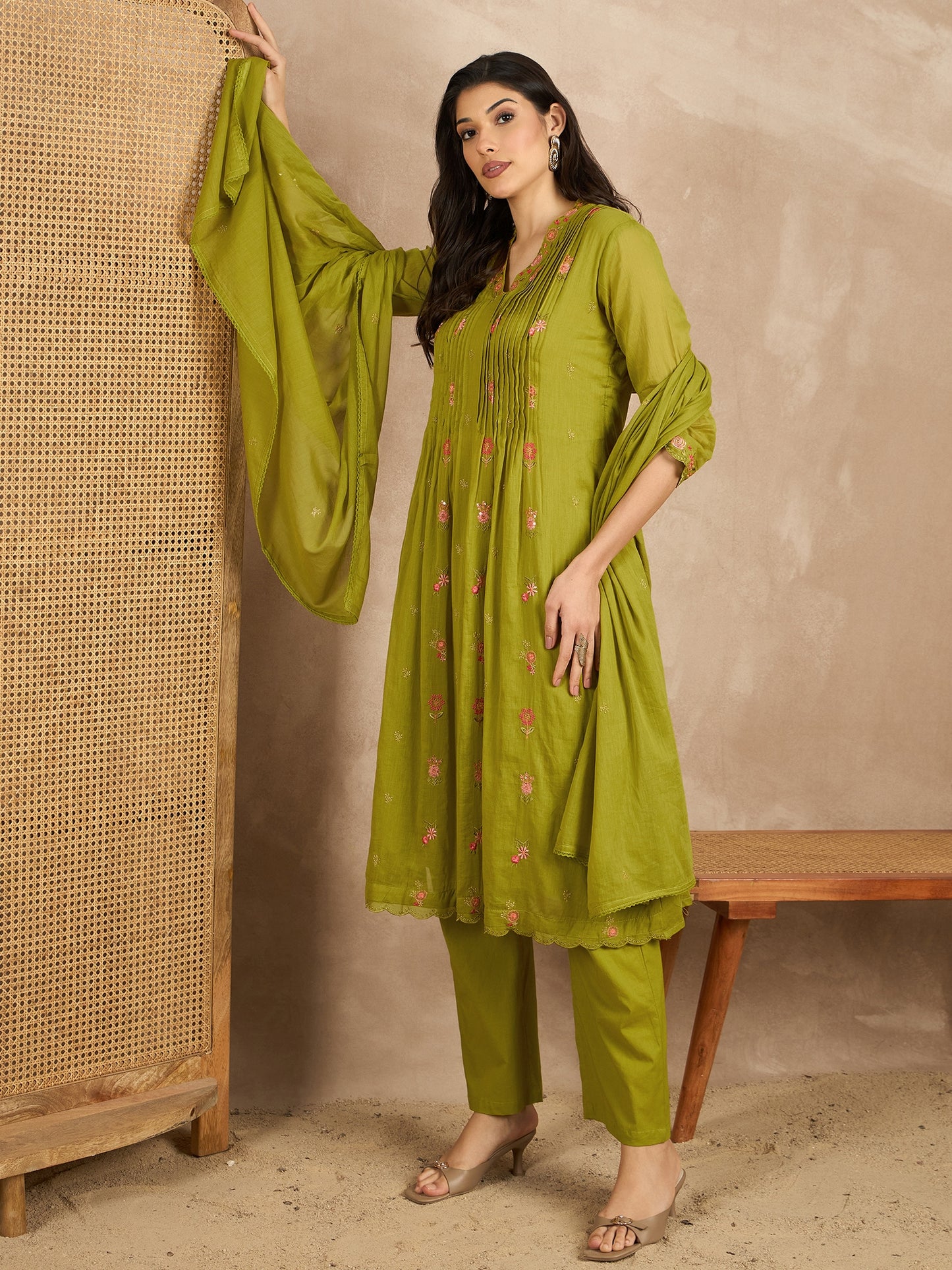 Women Floral Embroidered Pleated Thread Work Kurta with Trousers & With Dupatta