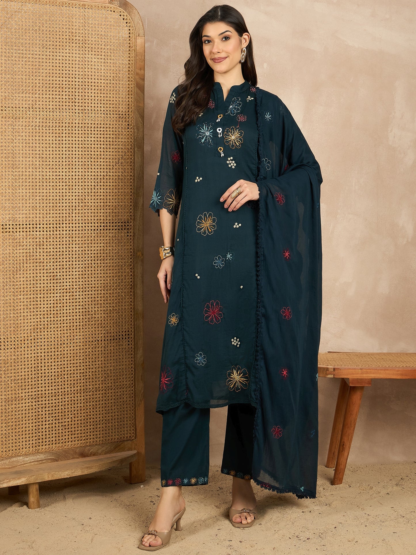 Women Floral Embroidered Regular Thread Work Kurta with Trousers & With Dupatta