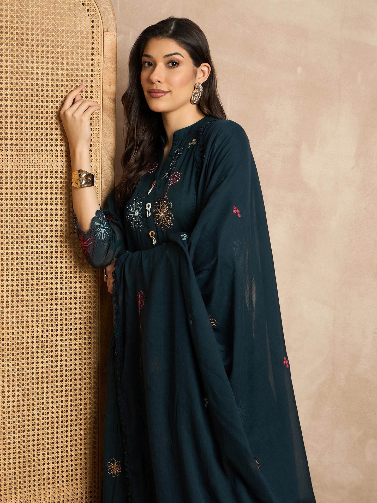 Women Floral Embroidered Regular Thread Work Kurta with Trousers & With Dupatta