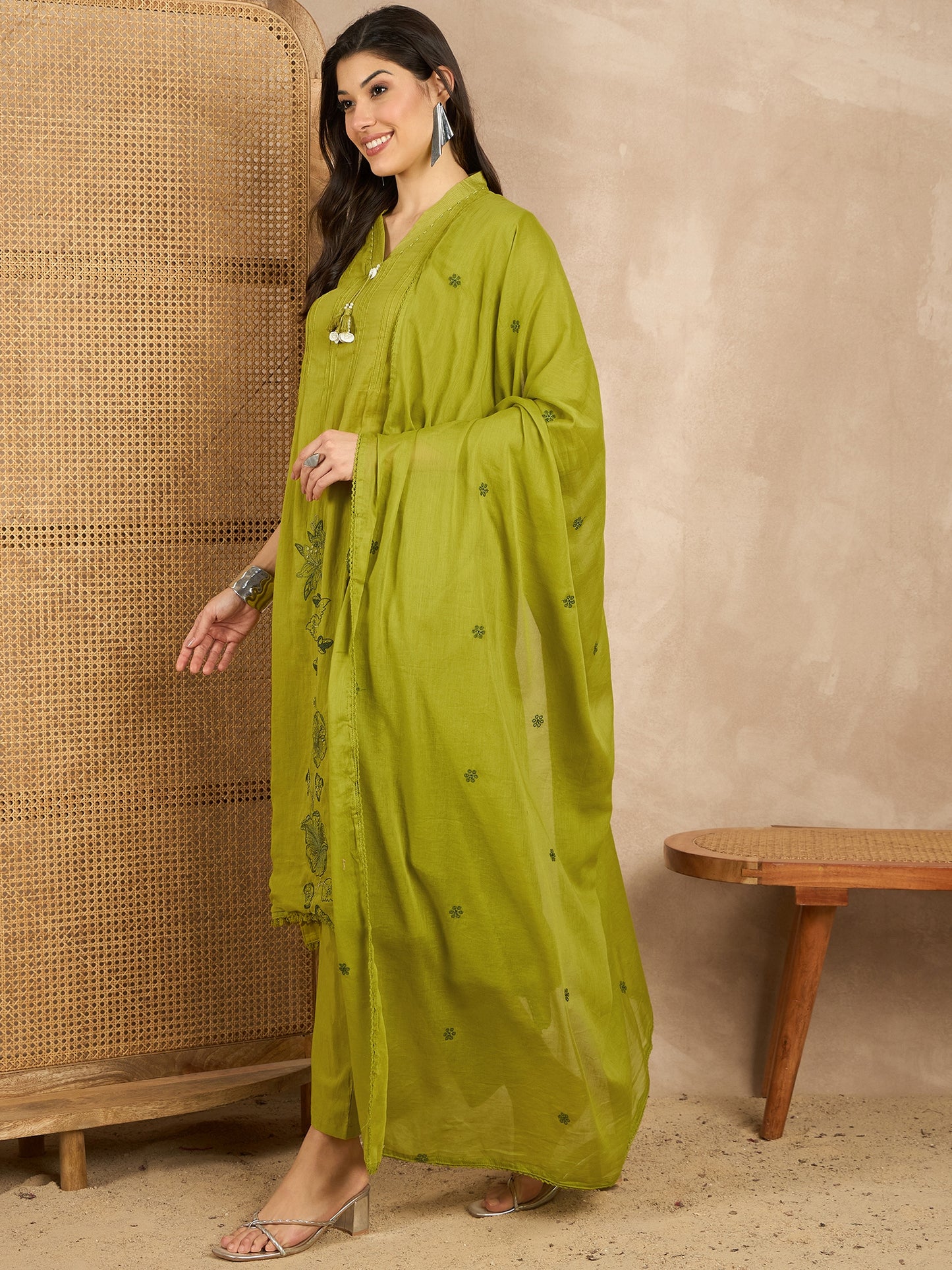 Women Floral Embroidered Regular Thread Work Kurta with Trousers & With Dupatta