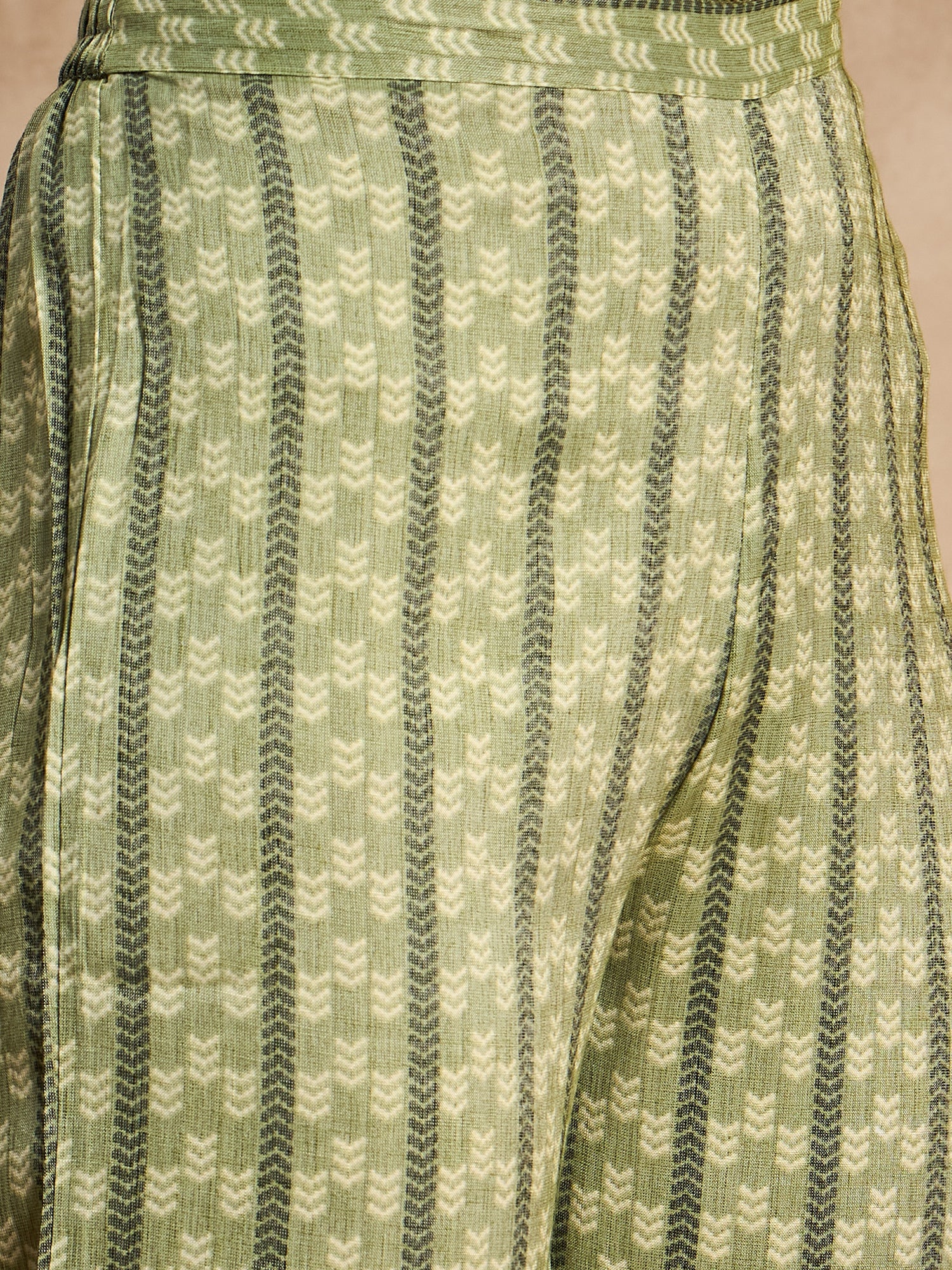 Women Floral Printed Regular Zardozi Kurta with Trousers