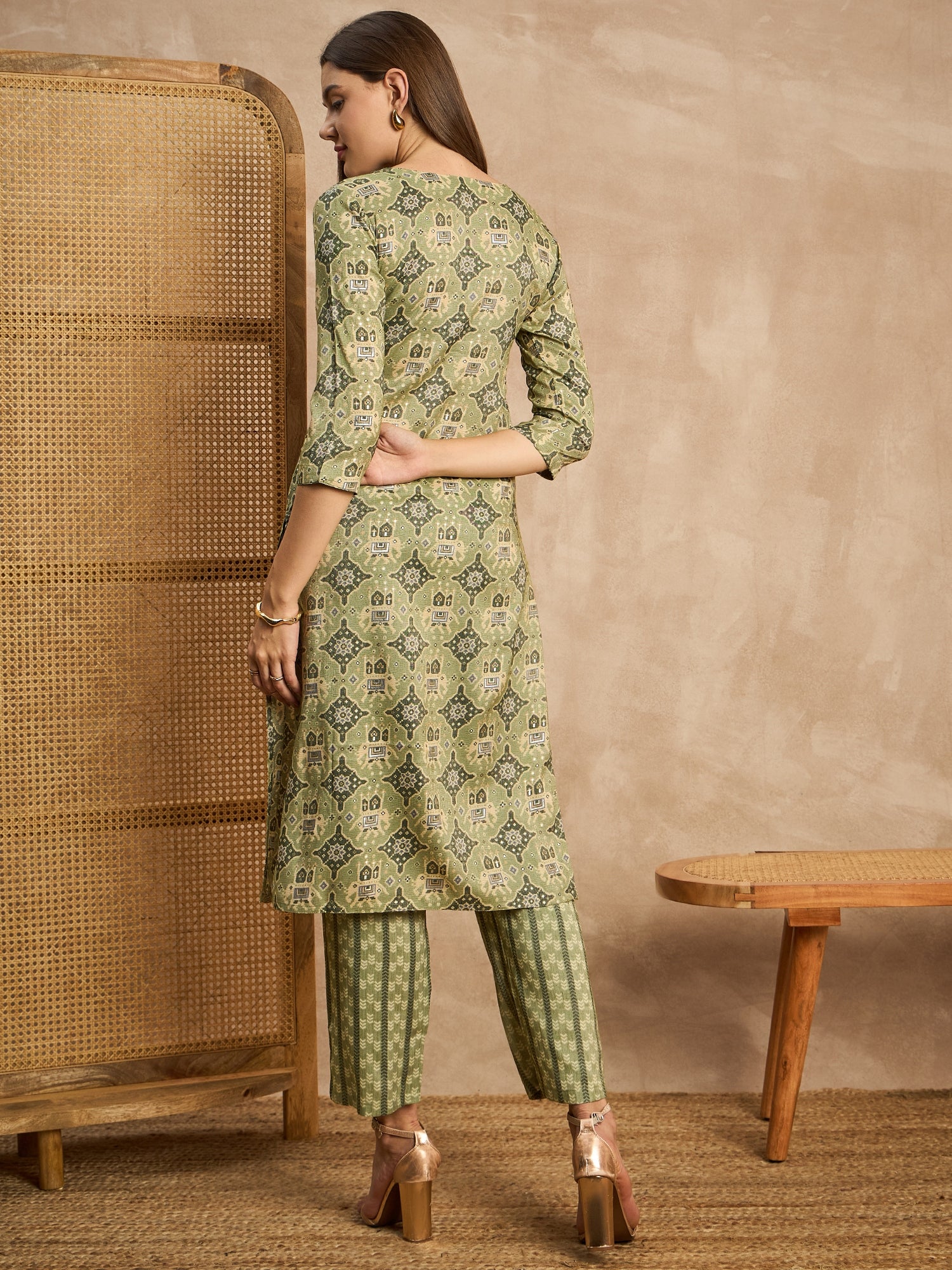 Women Floral Printed Regular Zardozi Kurta with Trousers