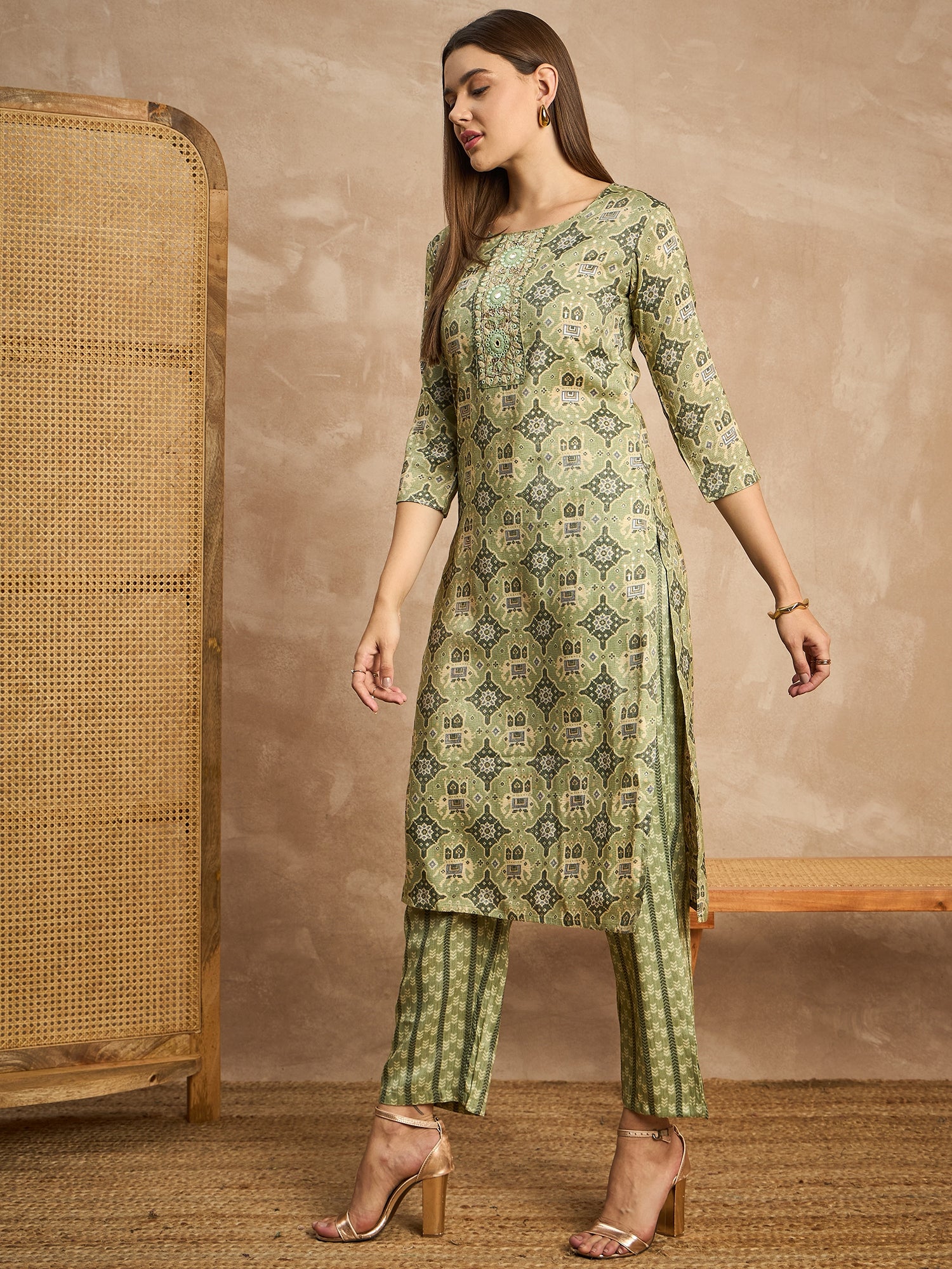 Women Floral Printed Regular Zardozi Kurta with Trousers