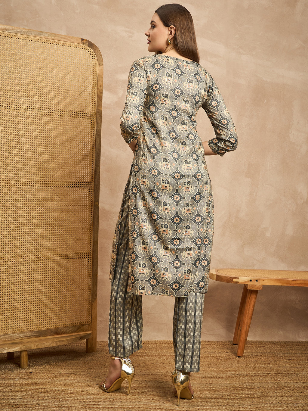 Women Floral Printed Regular Zardozi Kurta with Trousers