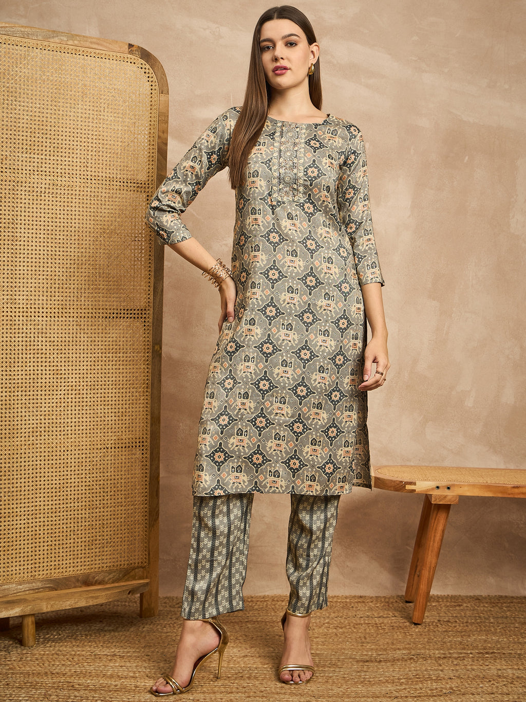 Women Floral Printed Regular Zardozi Kurta with Trousers