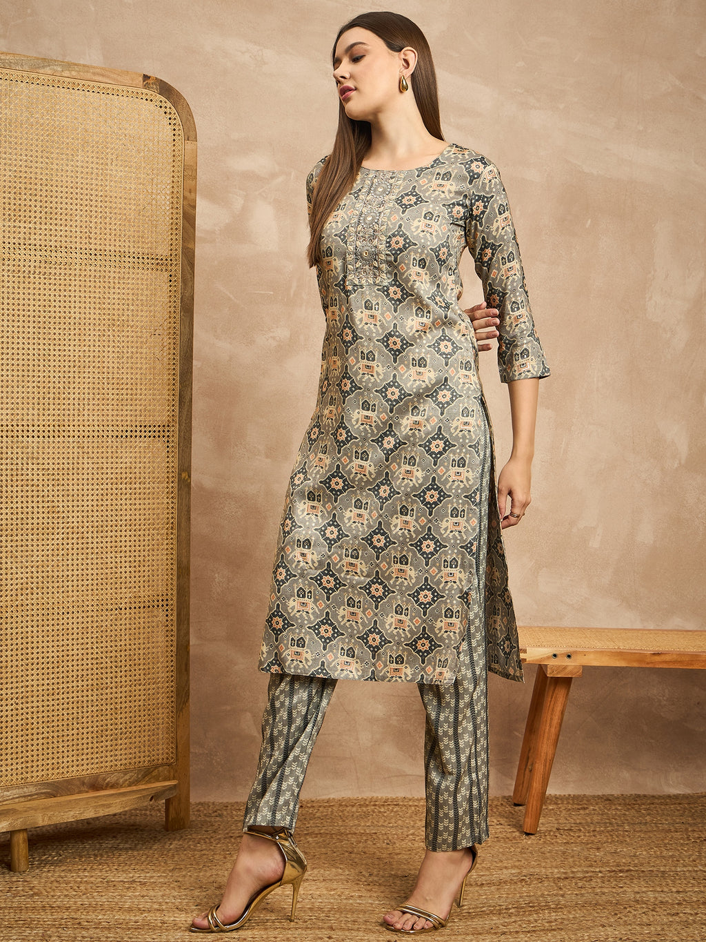 Women Floral Printed Regular Zardozi Kurta with Trousers