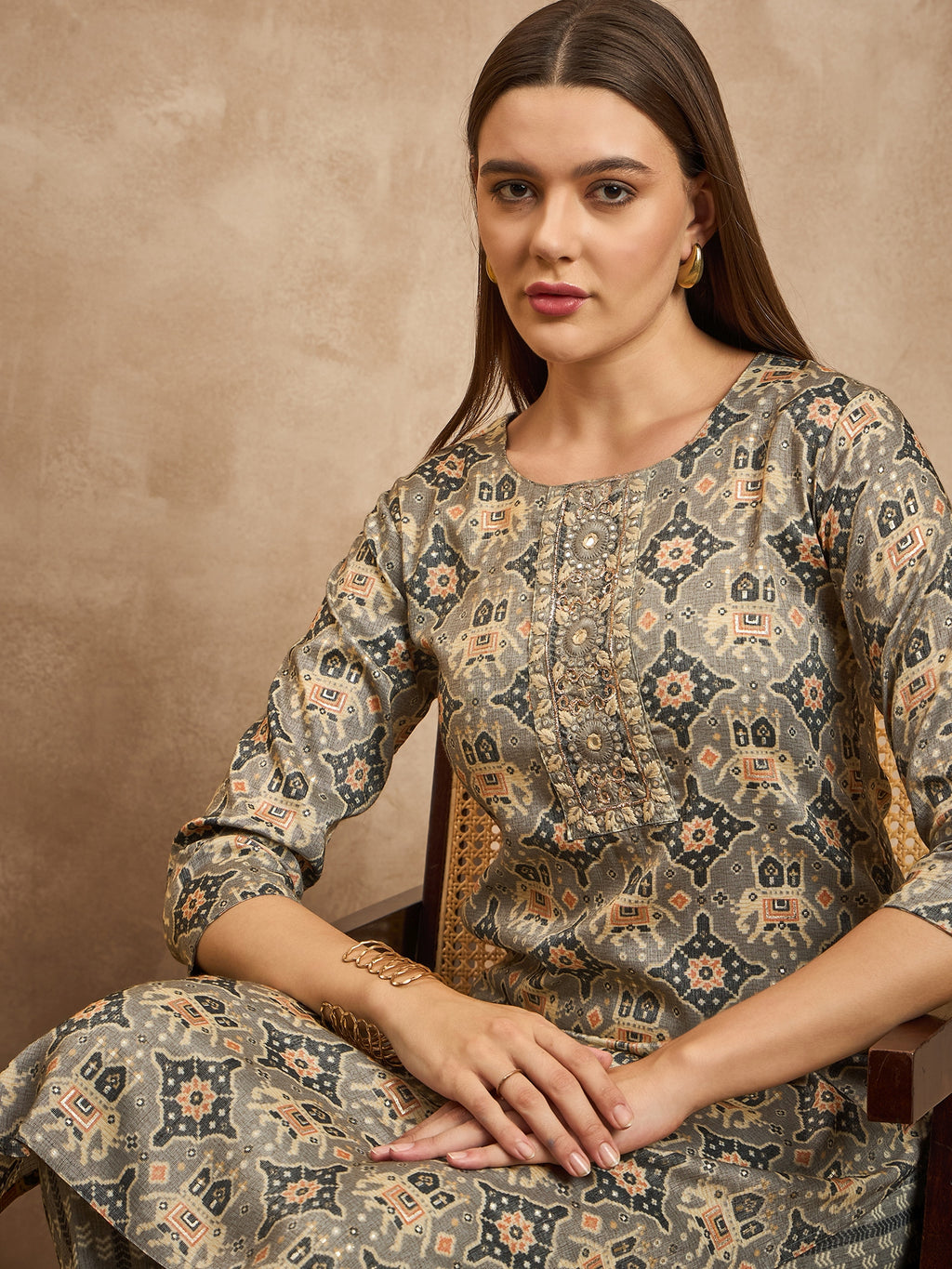Women Floral Printed Regular Zardozi Kurta with Trousers