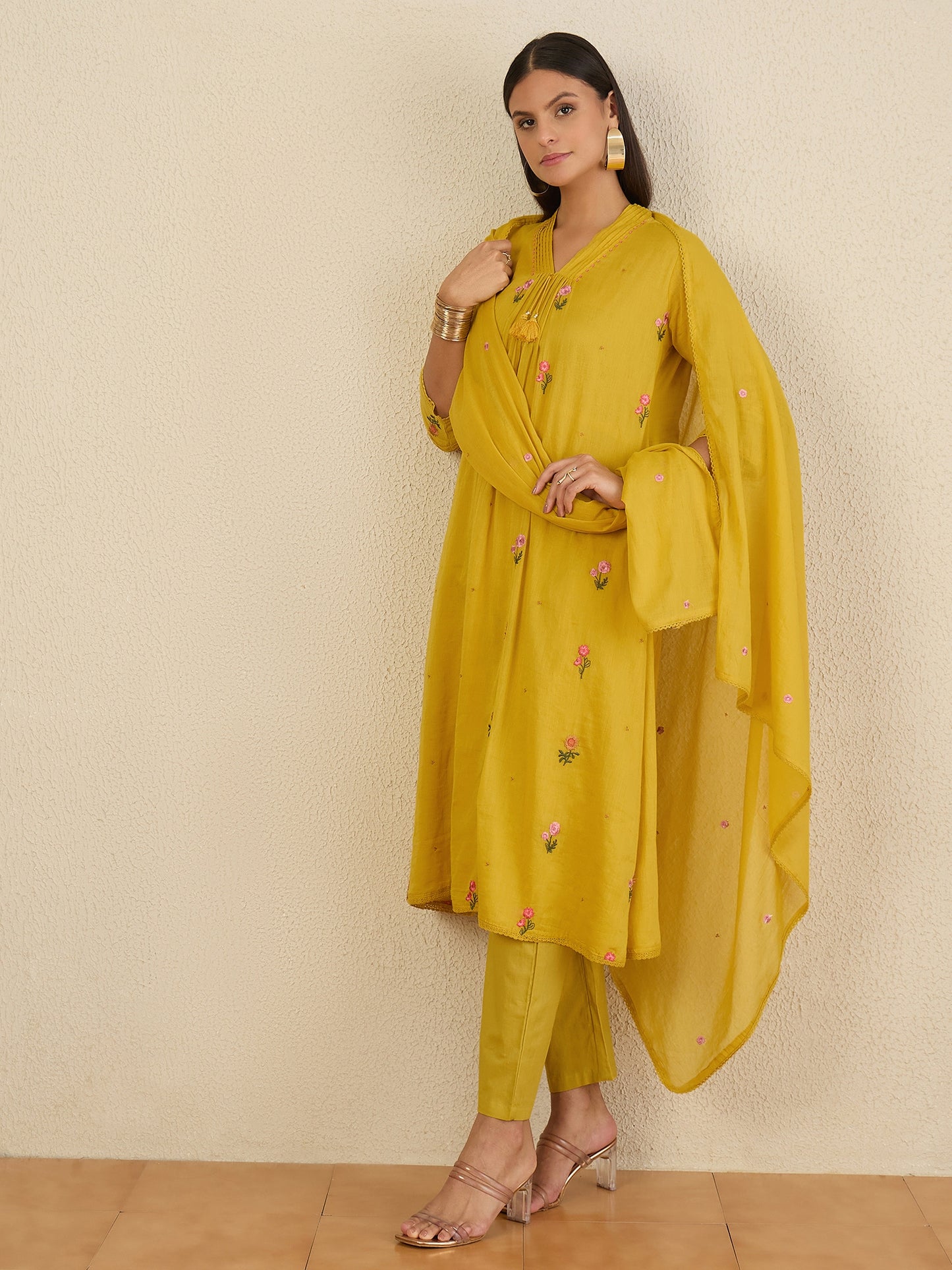 Women Floral Embroidered Regular Thread Work Kurta with Trousers & With Dupatta