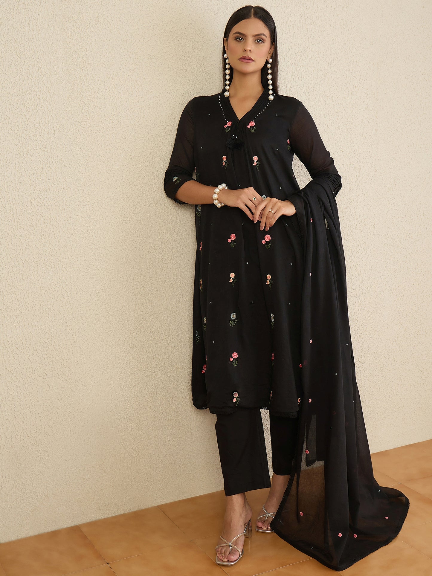 Women Floral Embroidered Regular Thread Work Kurta with Trousers & With Dupatta