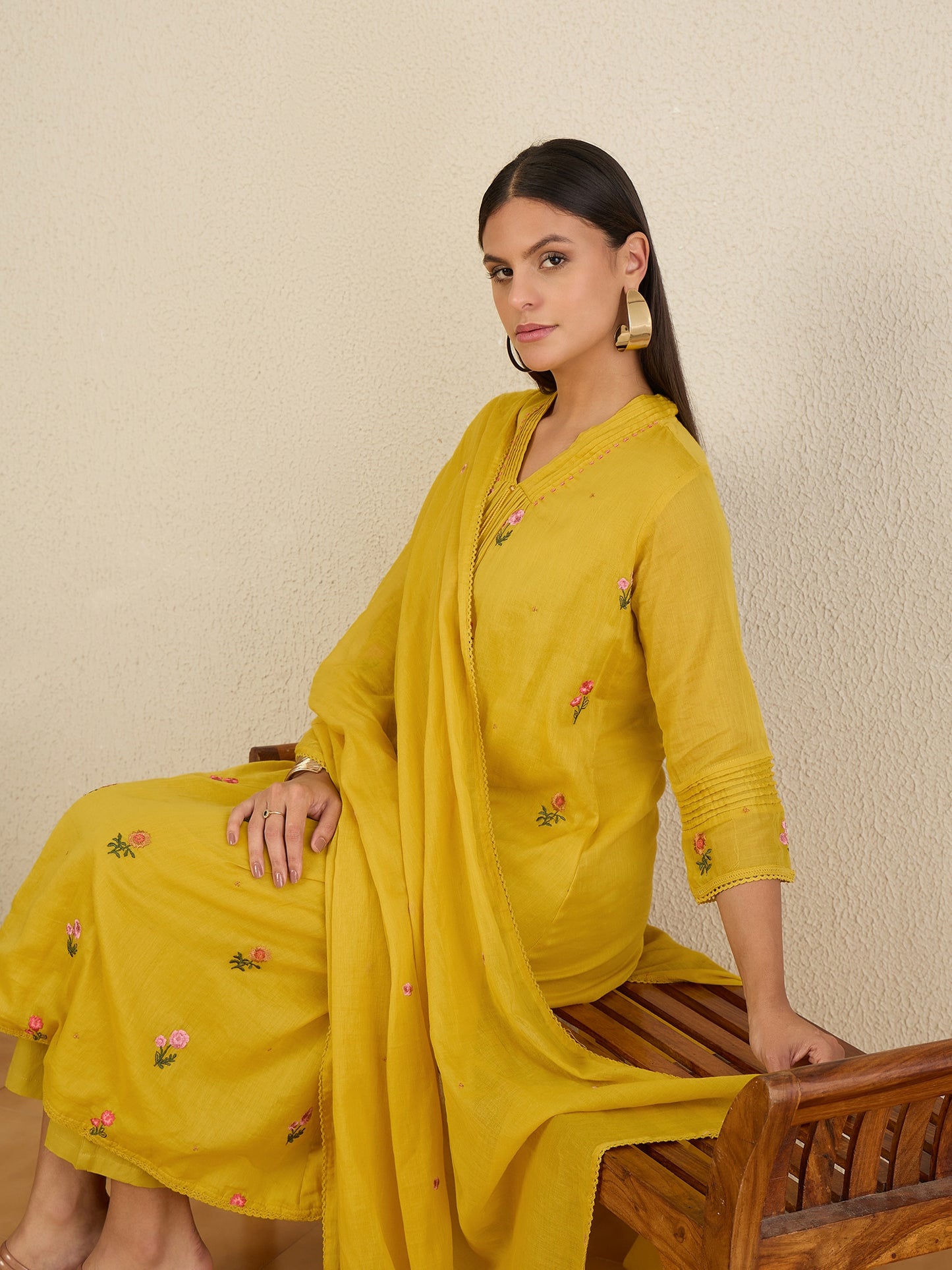 Women Floral Embroidered Regular Thread Work Kurta with Trousers & With Dupatta