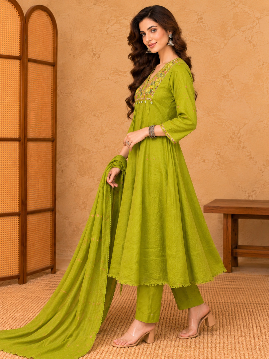 Women Floral Embroidered Regular Thread Work Kurta with Trousers & With Dupatta