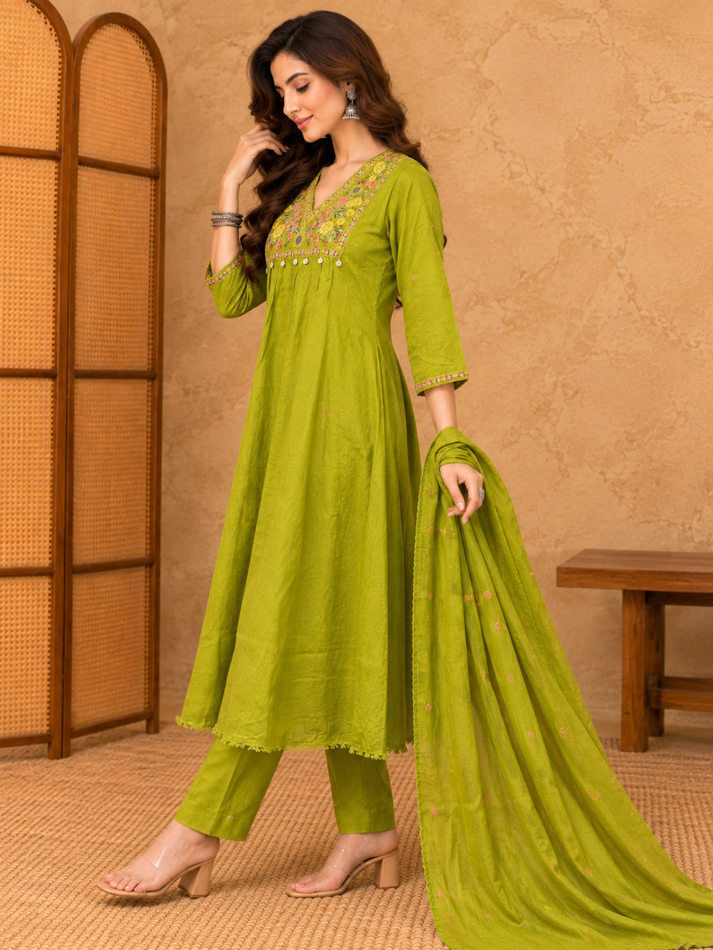 Women Floral Embroidered Regular Thread Work Kurta with Trousers & With Dupatta