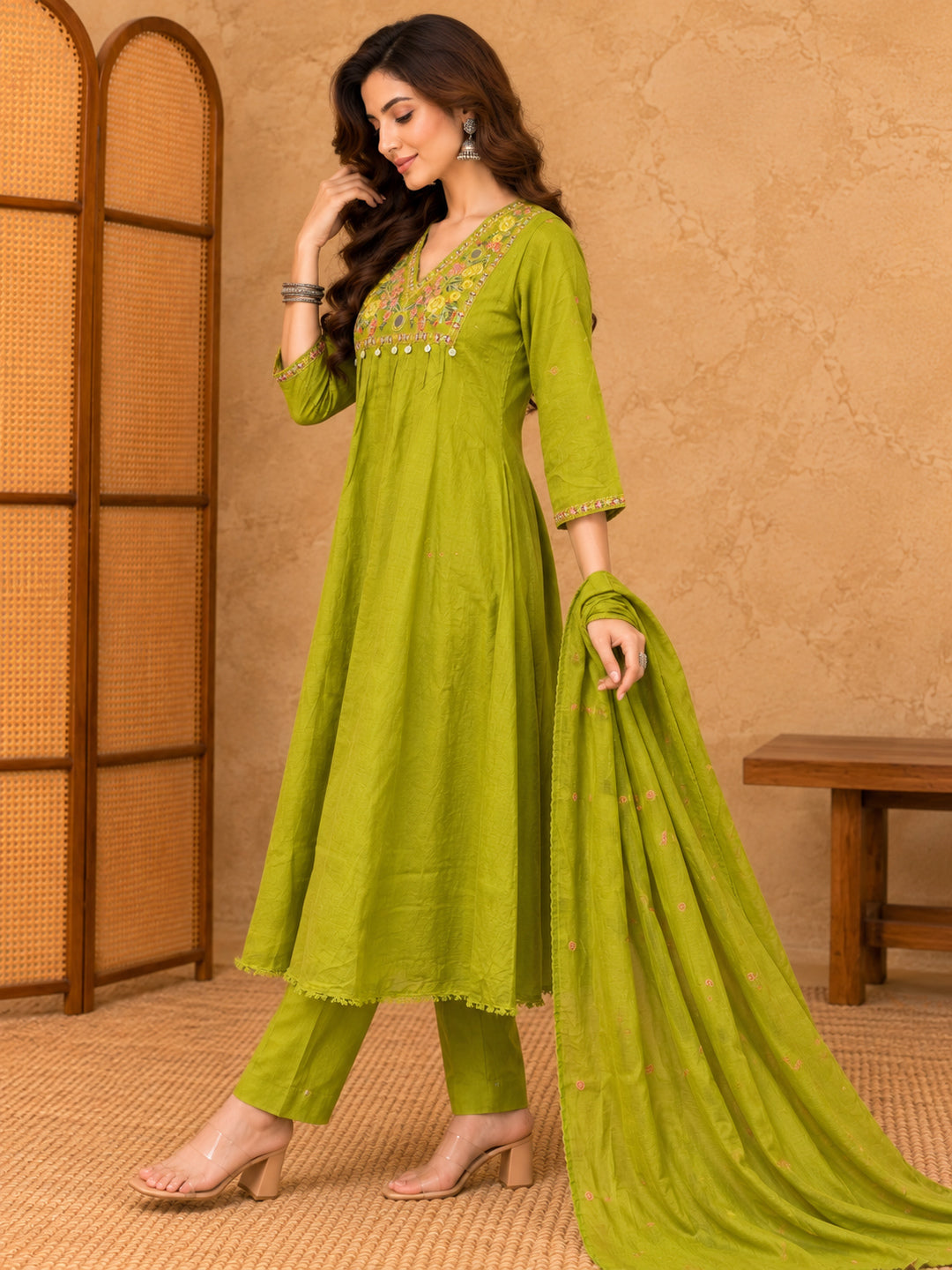 Women Floral Embroidered Regular Thread Work Kurta with Trousers & With Dupatta