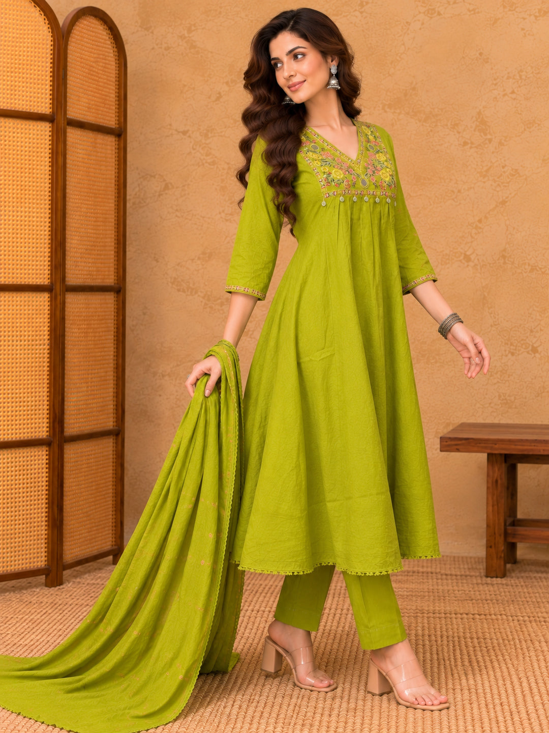 Women Floral Embroidered Regular Thread Work Kurta with Trousers & With Dupatta