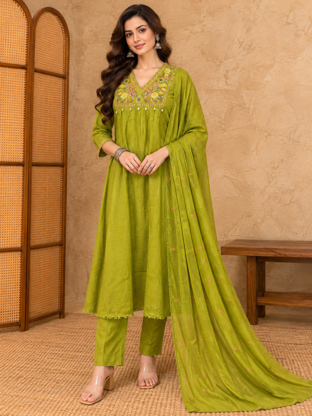 Women Floral Embroidered Regular Thread Work Kurta with Trousers & With Dupatta